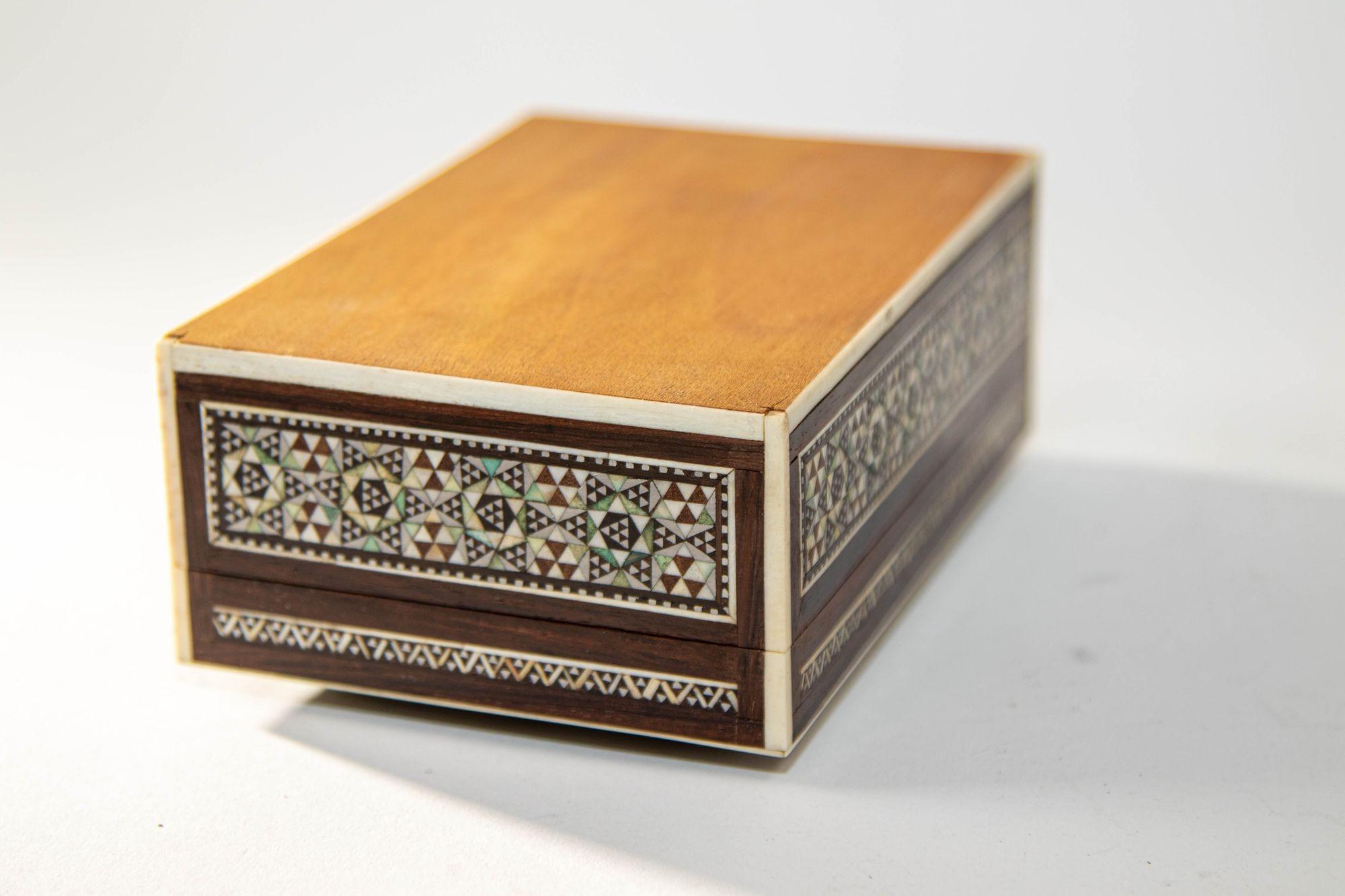 1940er Jahre Perlmutt Intarsien dekorative nahöstliche islamische Box im Angebot 5