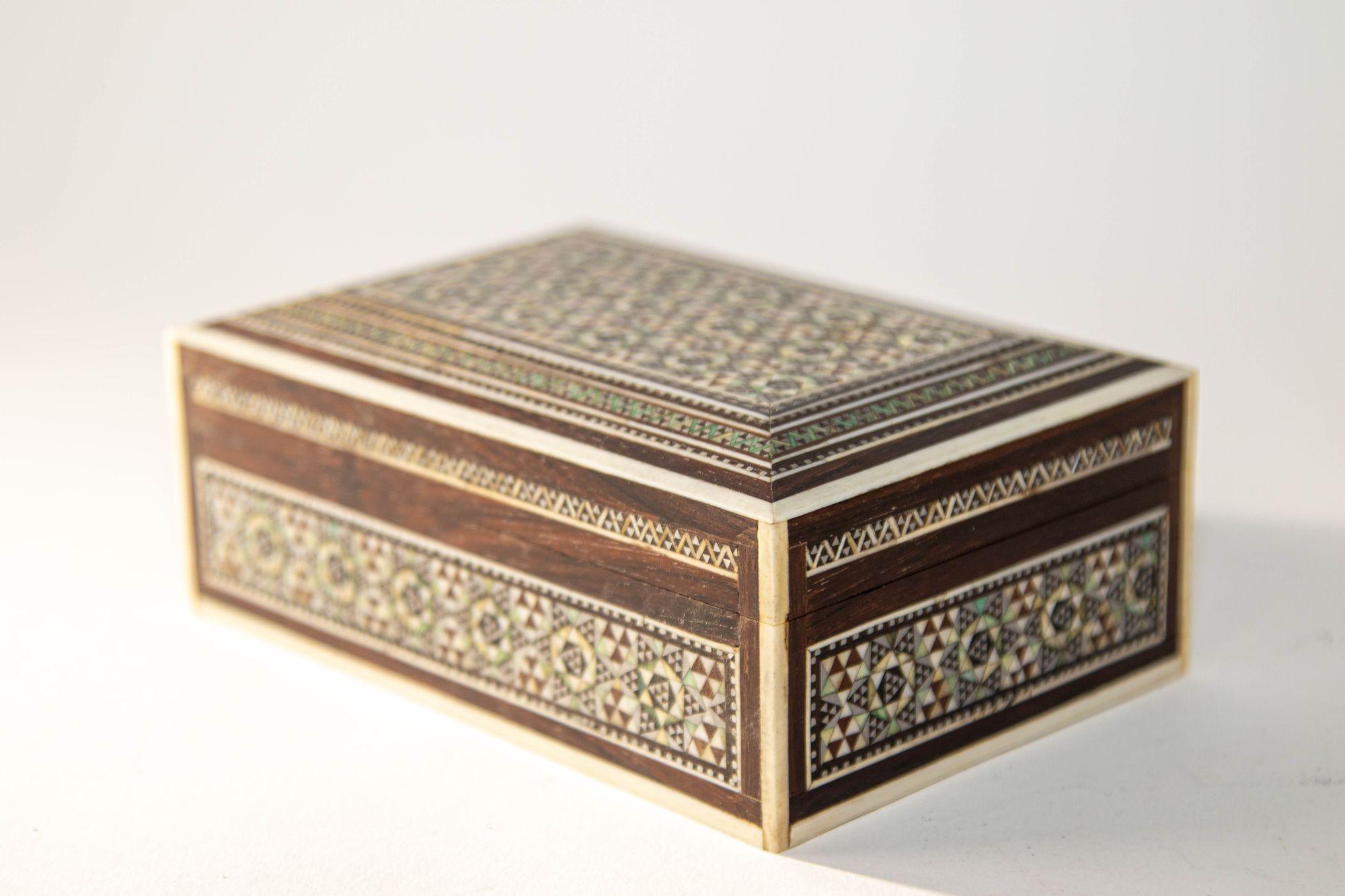 1940er Jahre Perlmutt Intarsien dekorative nahöstliche islamische Box im Angebot 6