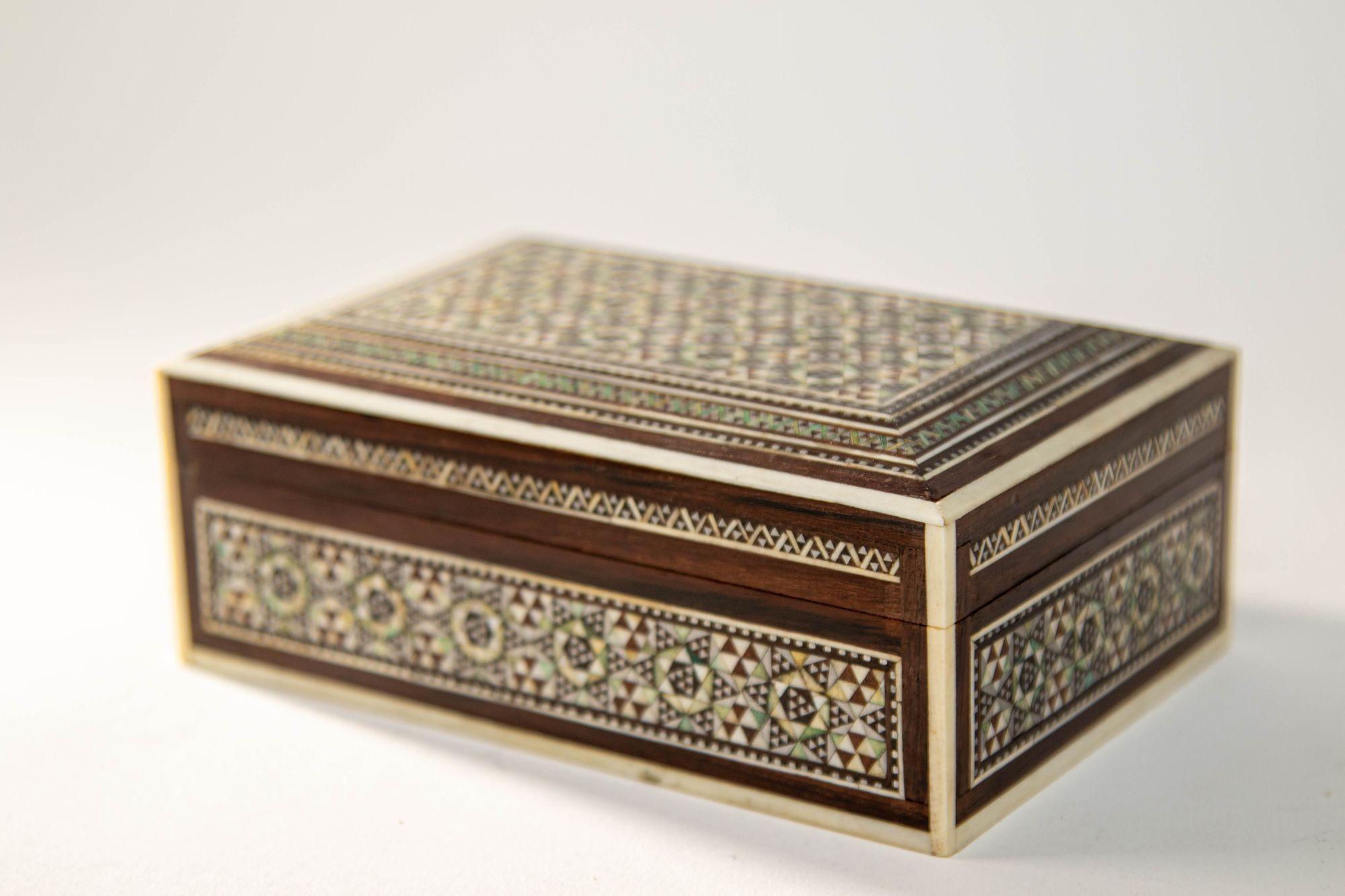 1940er Jahre Perlmutt Intarsien dekorative nahöstliche islamische Box im Angebot 7