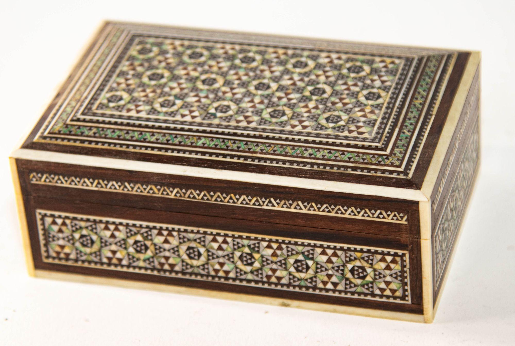 1940er Jahre Perlmutt Intarsien dekorative nahöstliche islamische Box (Maurisch) im Angebot
