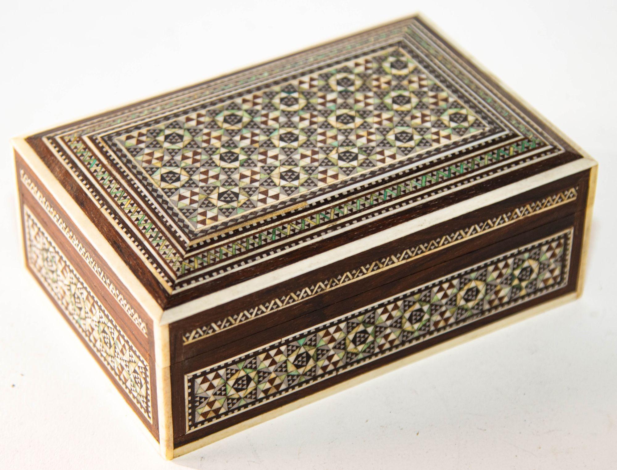 1940er Jahre Perlmutt Intarsien dekorative nahöstliche islamische Box (Libanesisch) im Angebot