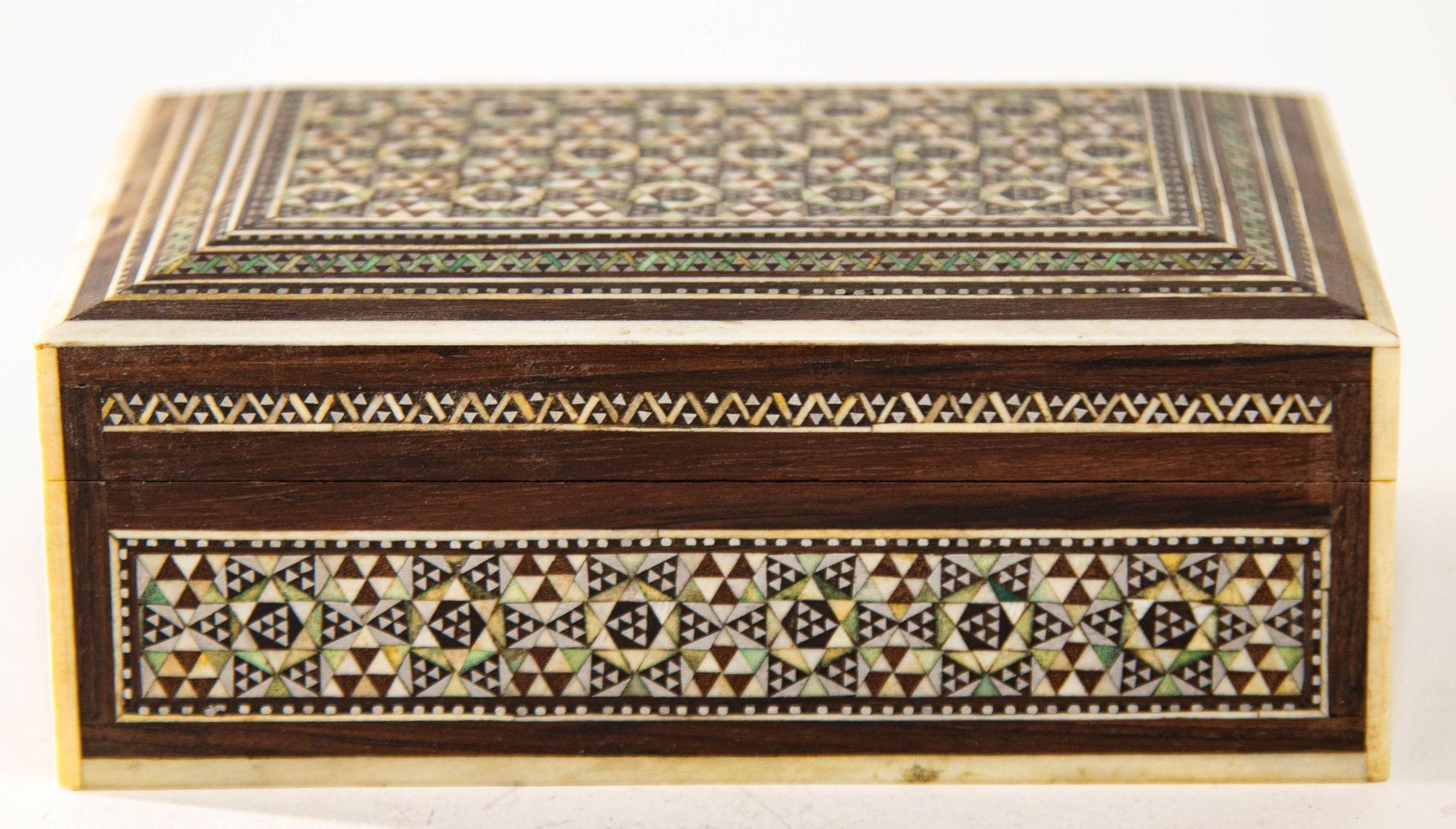 Moorish 1940s Mother of Pearl Inlaid Decorative Middle Eastern Islamic Box For Sale