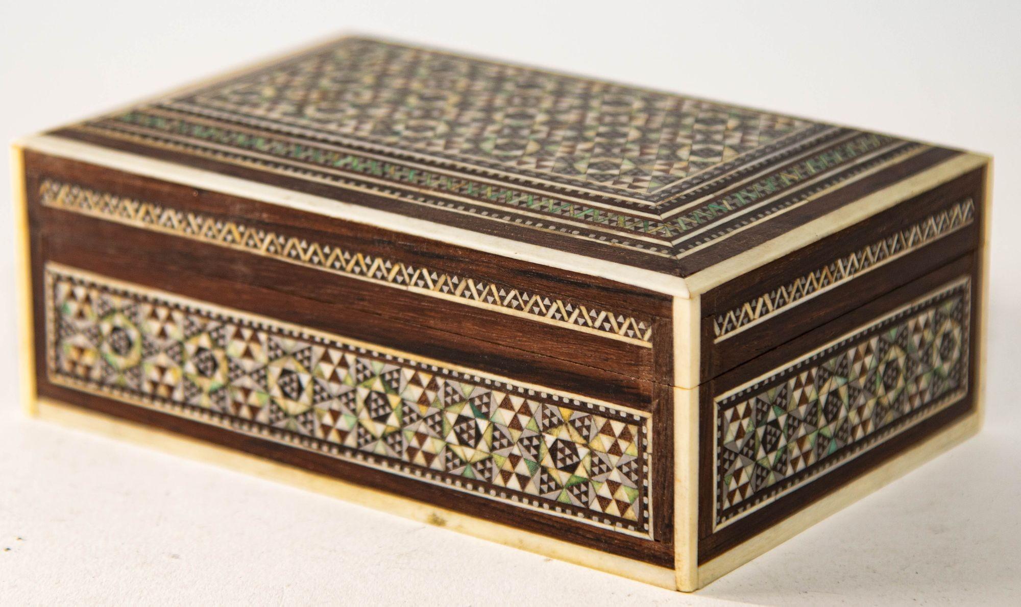 1940er Jahre Perlmutt Intarsien dekorative nahöstliche islamische Box im Zustand „Gut“ im Angebot in North Hollywood, CA