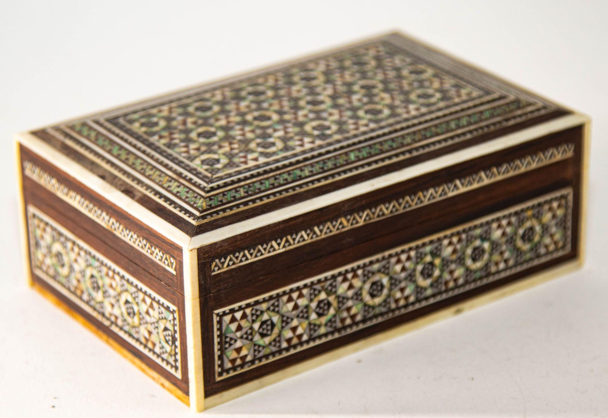 1940er Jahre Perlmutt Intarsien dekorative nahöstliche islamische Box (20. Jahrhundert) im Angebot