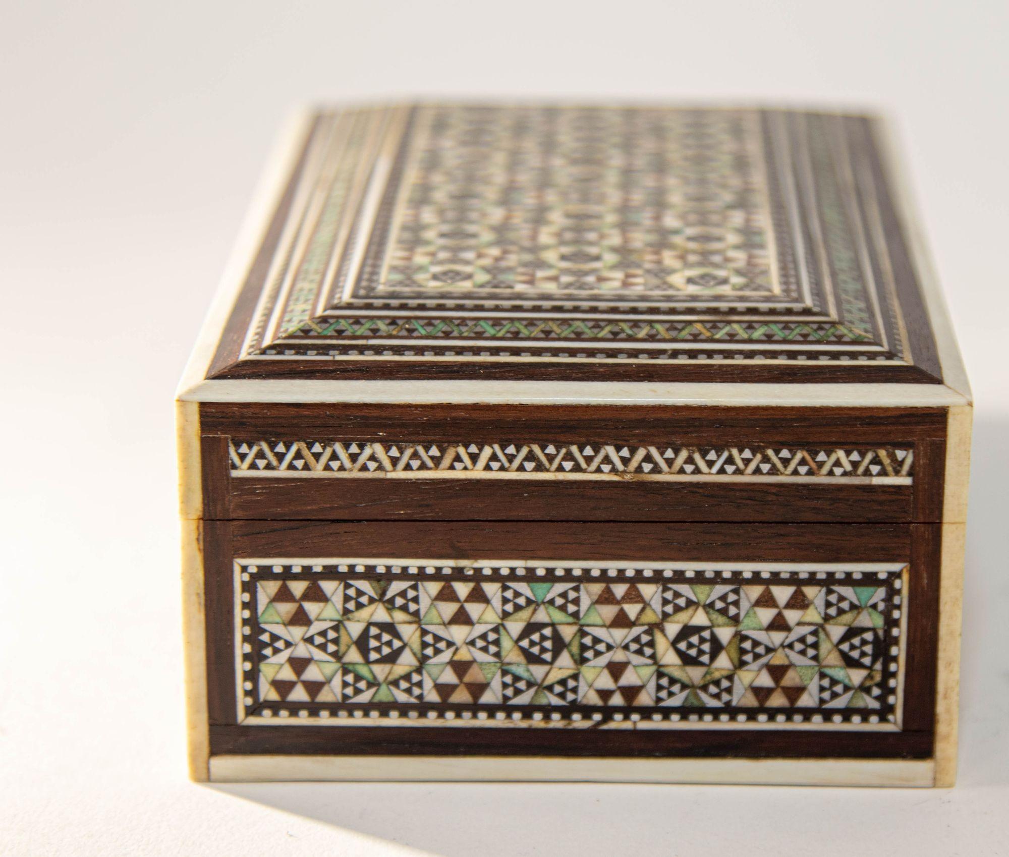 1940er Jahre Perlmutt Intarsien dekorative nahöstliche islamische Box (Knochen) im Angebot