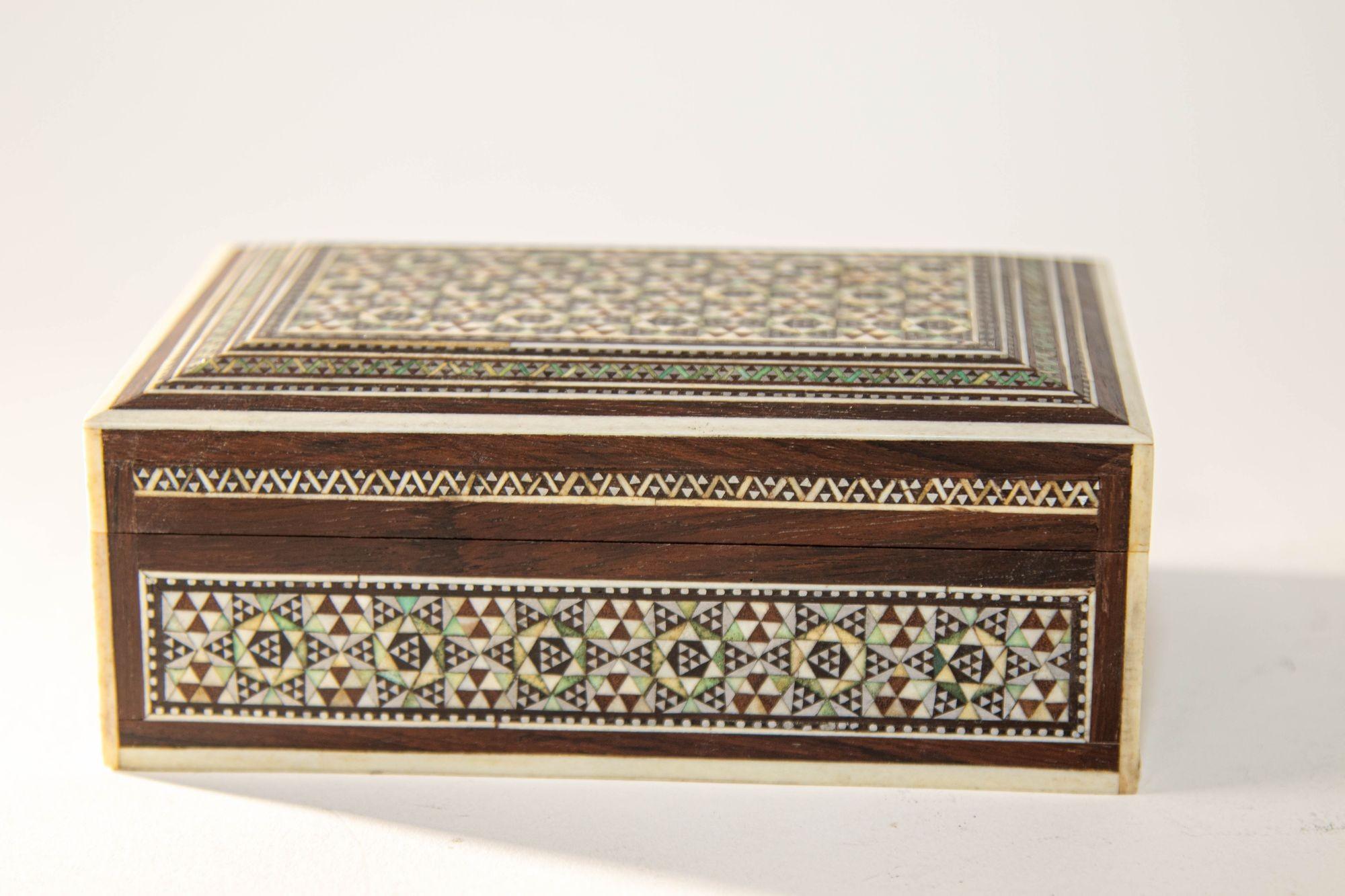 1940er Jahre Perlmutt Intarsien dekorative nahöstliche islamische Box im Angebot 1