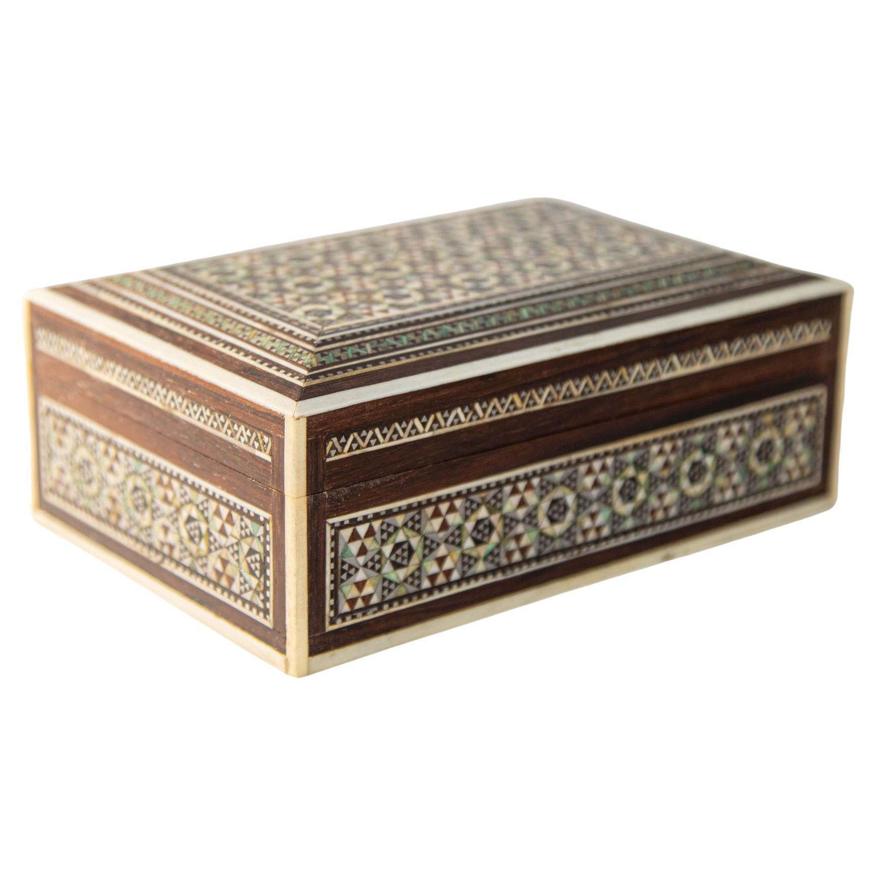 1940er Jahre Perlmutt Intarsien dekorative nahöstliche islamische Box im Angebot