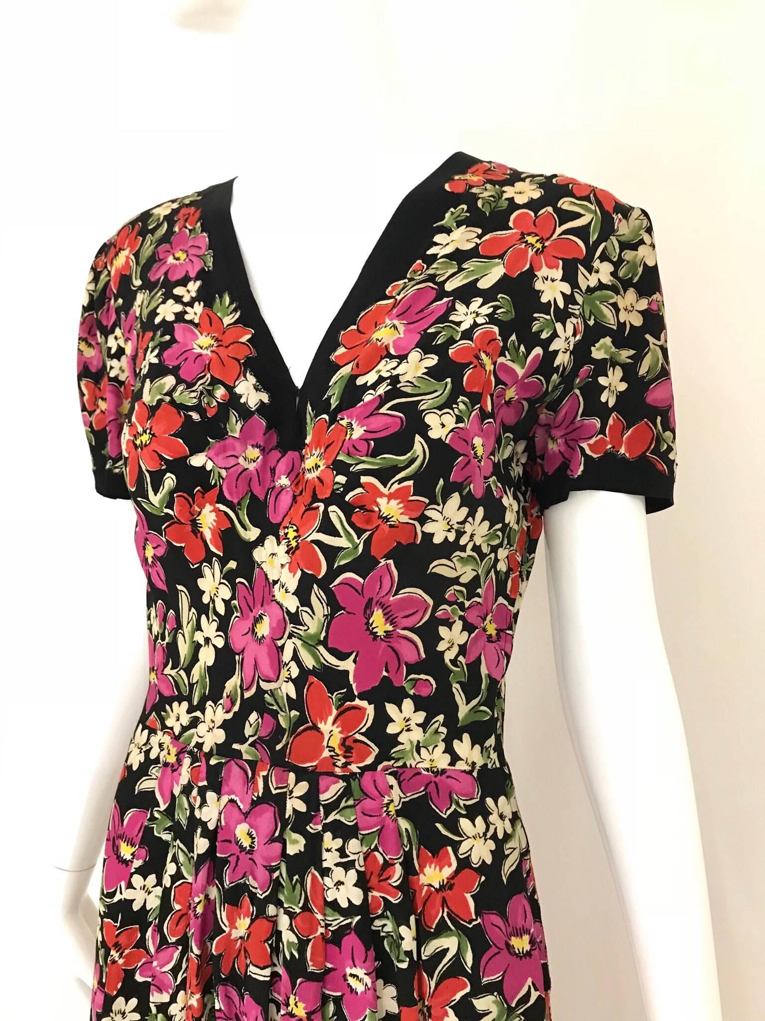 Años 40 Estampado floral multicolor en rosa, naranja, blanco y verde) vestido de crepé de seda. Un vestido perfecto para el verano.
Talla adecuada: Pequeña / 2 ó 4
B:  34