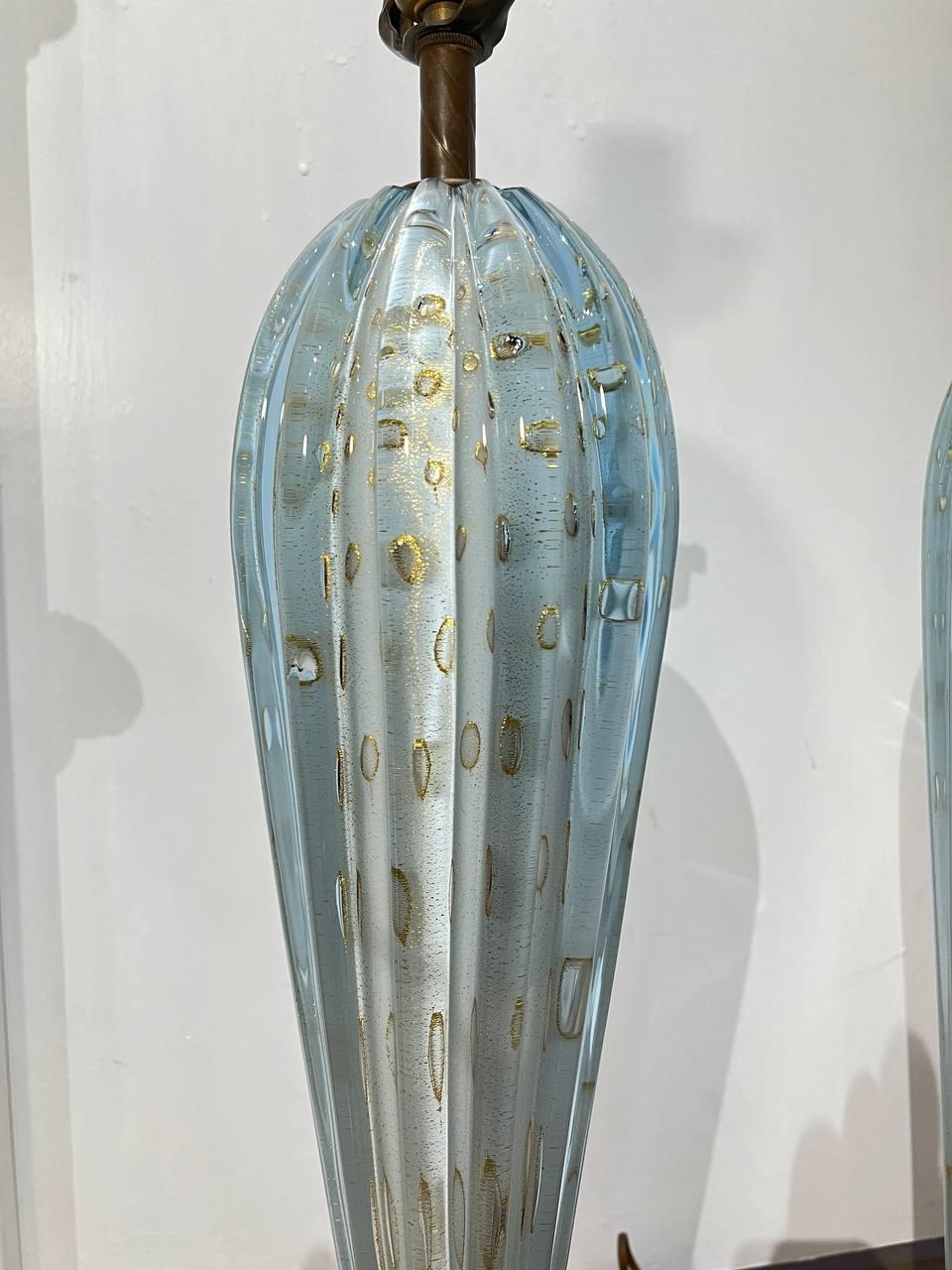 Mid-Century Modern Paire de lampes de table en verre bleu de Murano des années 1940  en vente