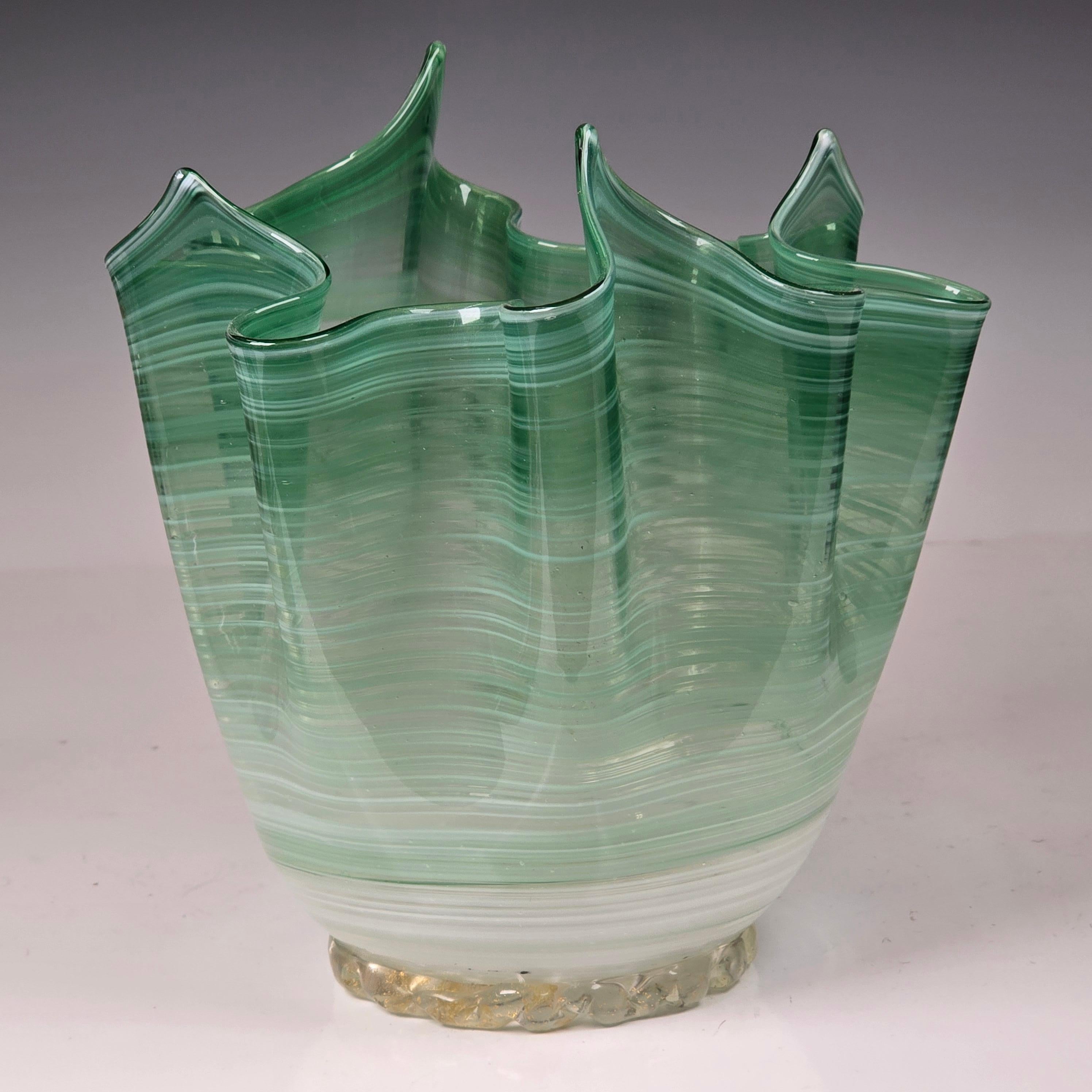 Vaso italiano di Murano degli anni '40 realizzato in stile fazzoletto, che significa fazzoletto.  Bellissima filigrana verde e Lattimo, tecnica a strisce orizzontali verdi e verdi.  vetro bianco che circonda il pezzo.  Il pezzo poggia su un piede in