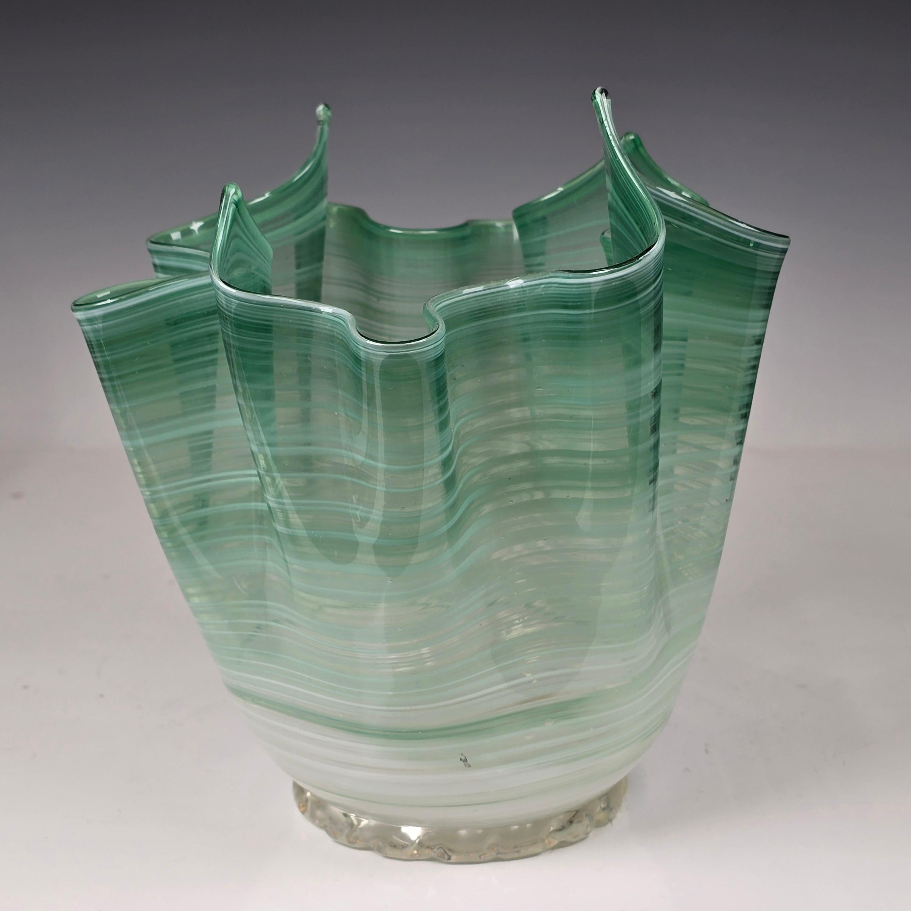 Metà XX secolo Vaso a fazzoletto di Murano degli anni '40 in vendita
