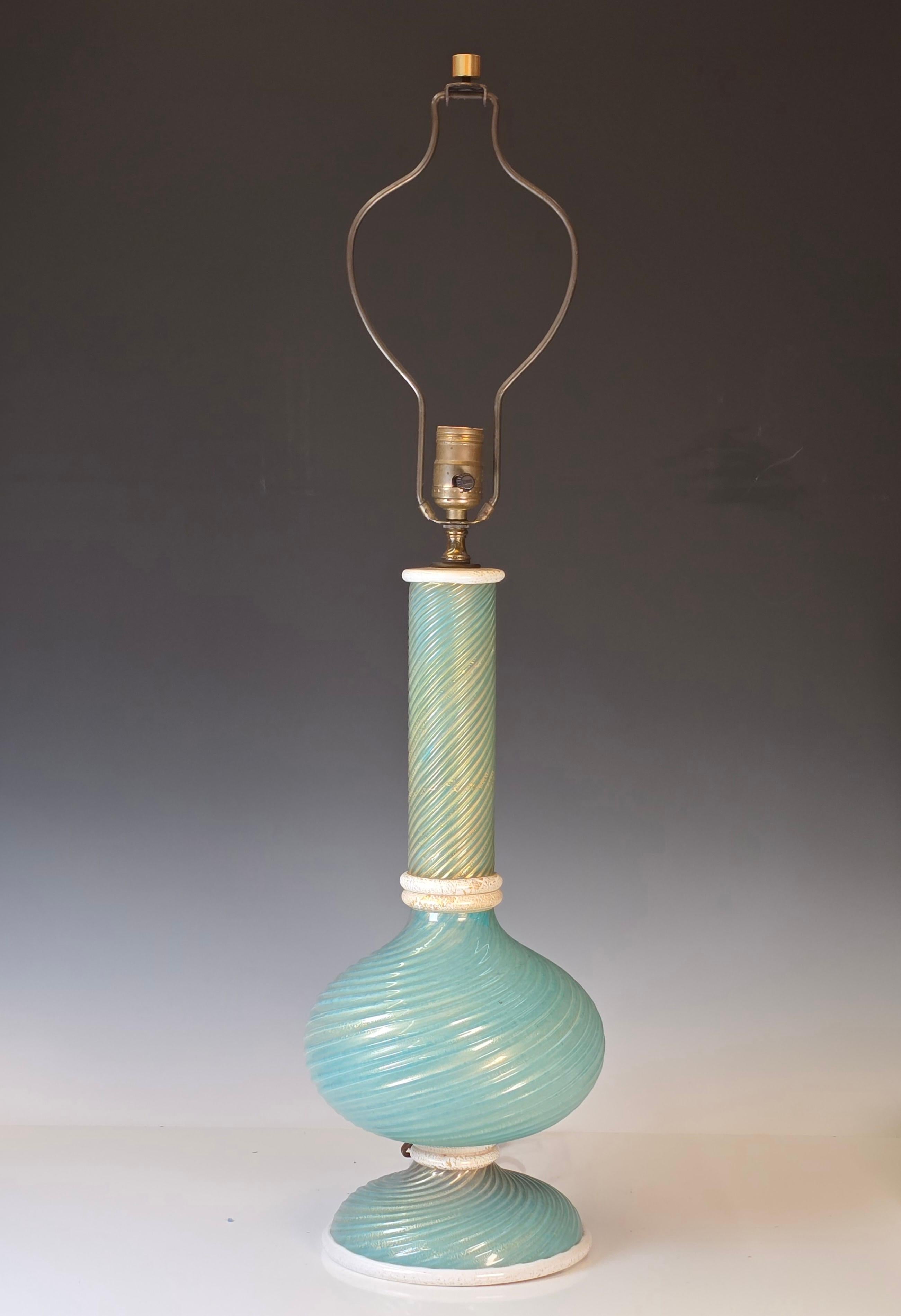 Atemberaubende seltene Tischlampe von Barovier&Toso aus den 1940er Jahren aus blassblauem Glas mit Goldüberzug und Details aus Lattimo mit Goldüberzug.  
Unter der Lampe ist noch das ursprüngliche Label von Barovier & Toso angebracht.  Das Label