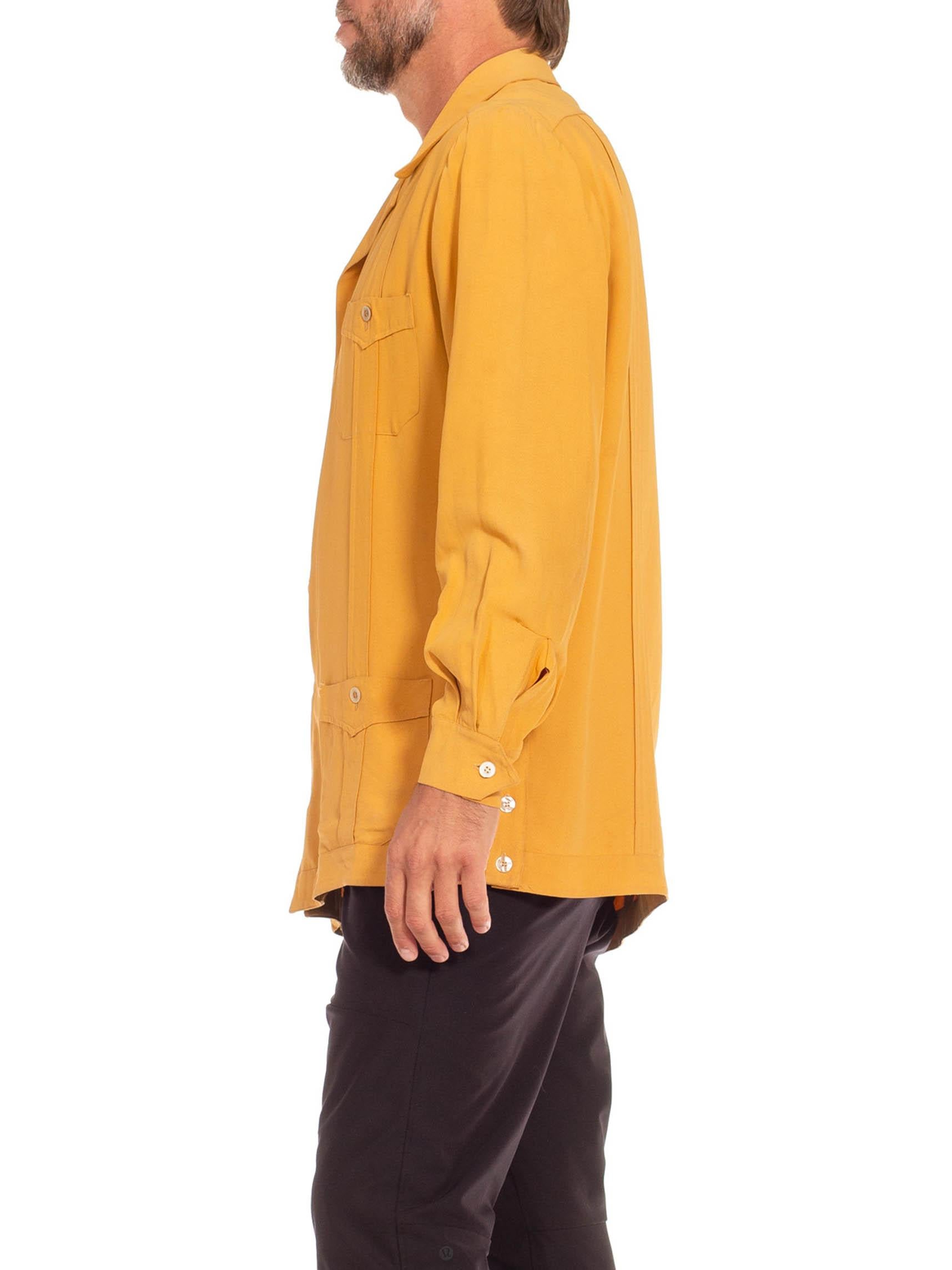 Camiseta auténtica de Cubavera. Tiene algunas pequeñas manchas pero es muy raro  1940S Camisa mostaza de crepé de seda de estilo occidental con botones 