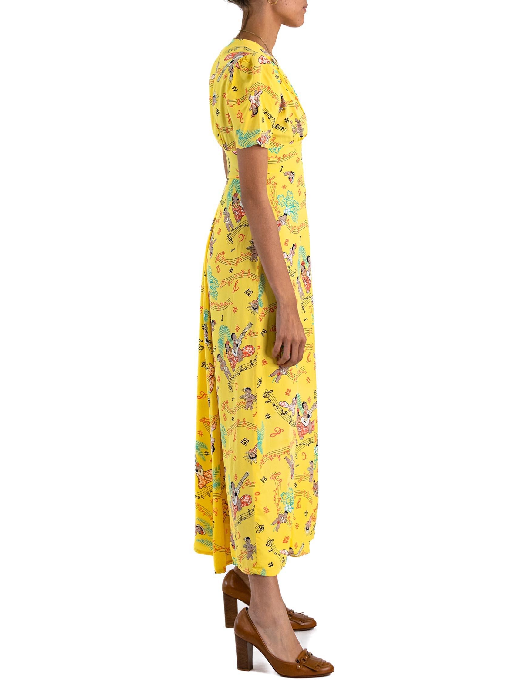 1940S Mustard Yellow Cold Rayon Hawaiin Novelty Print Dress In Excellent Condition For Sale In New York, NY