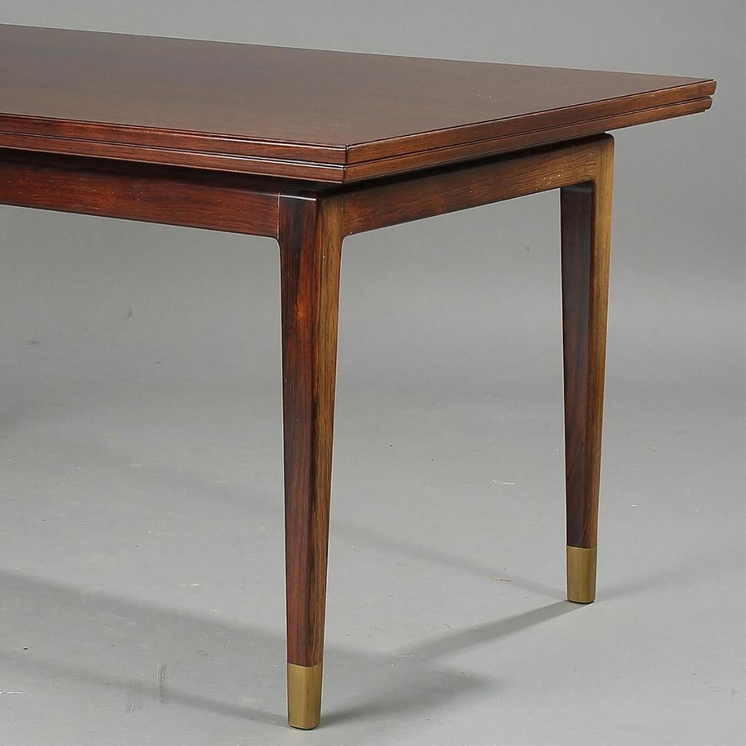 Table de salle à manger N. V. Nielsen des années 1960 avec extension hollandaise. Fabriqué par Lysberg, Hansen & Terp. H. 74. L. 150/270. W. 95 cm. La restauration et la remise en état sont incluses dans le prix, bien que les photos puissent montrer