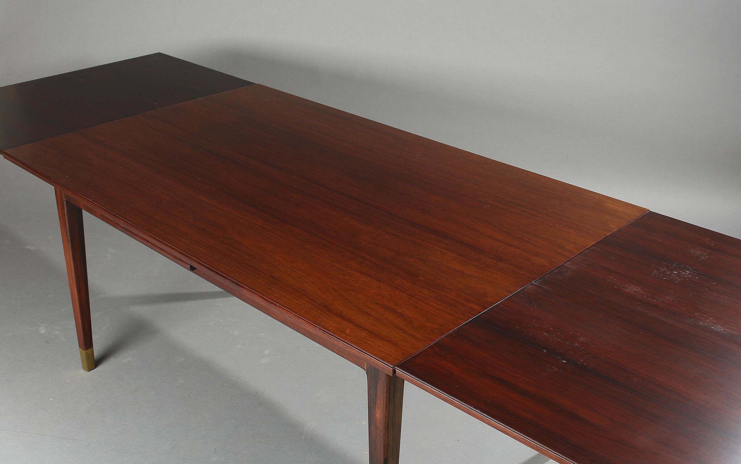 Scandinave moderne Table de salle à manger N. V. Nielsen des années 1940 avec rallonge hollandaise en vente