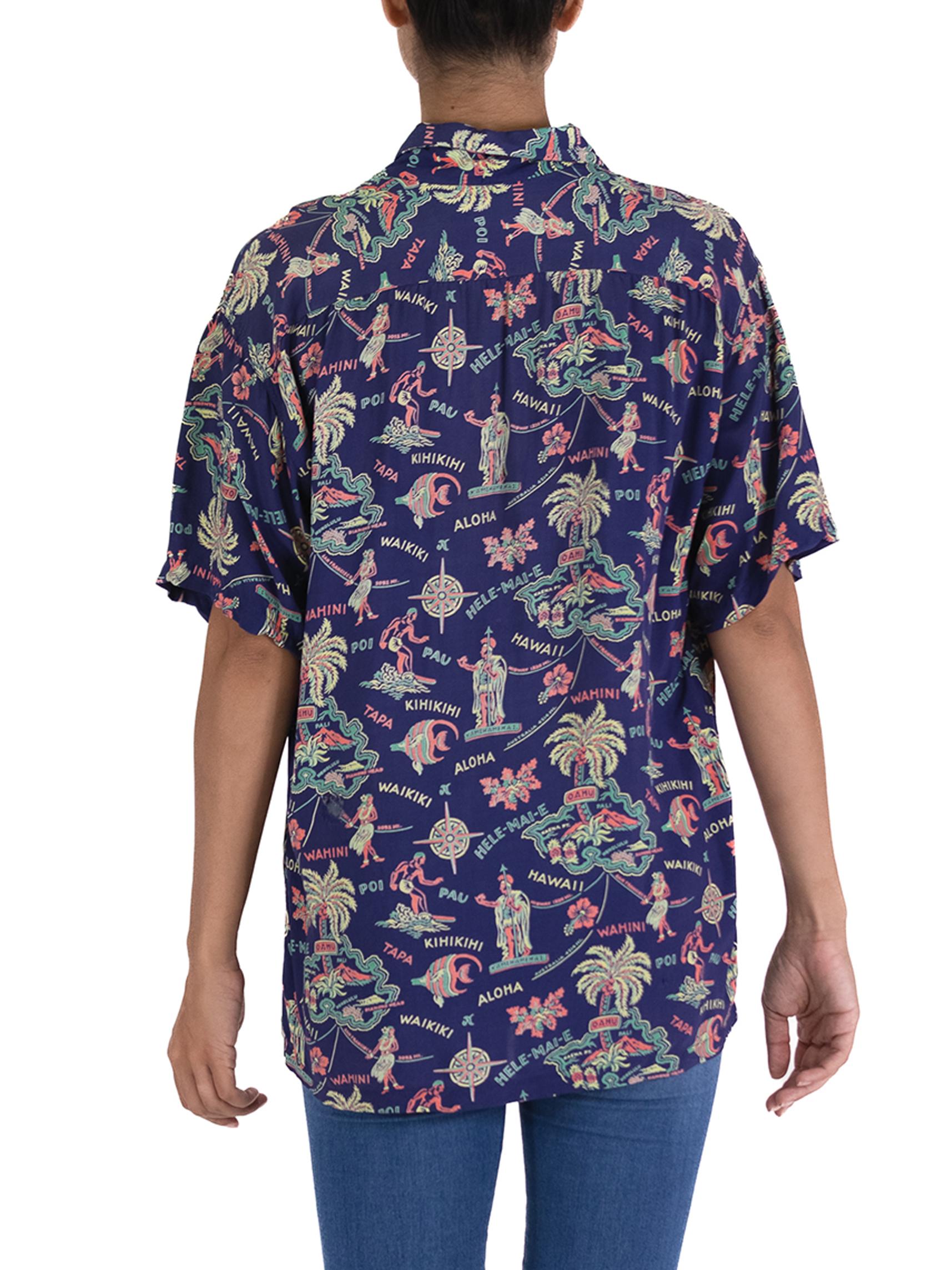 1940S Marineblau Kalte Rayon Made in Hawaii Tropische Insel Aloha WW2 Print Shirt Herren im Angebot