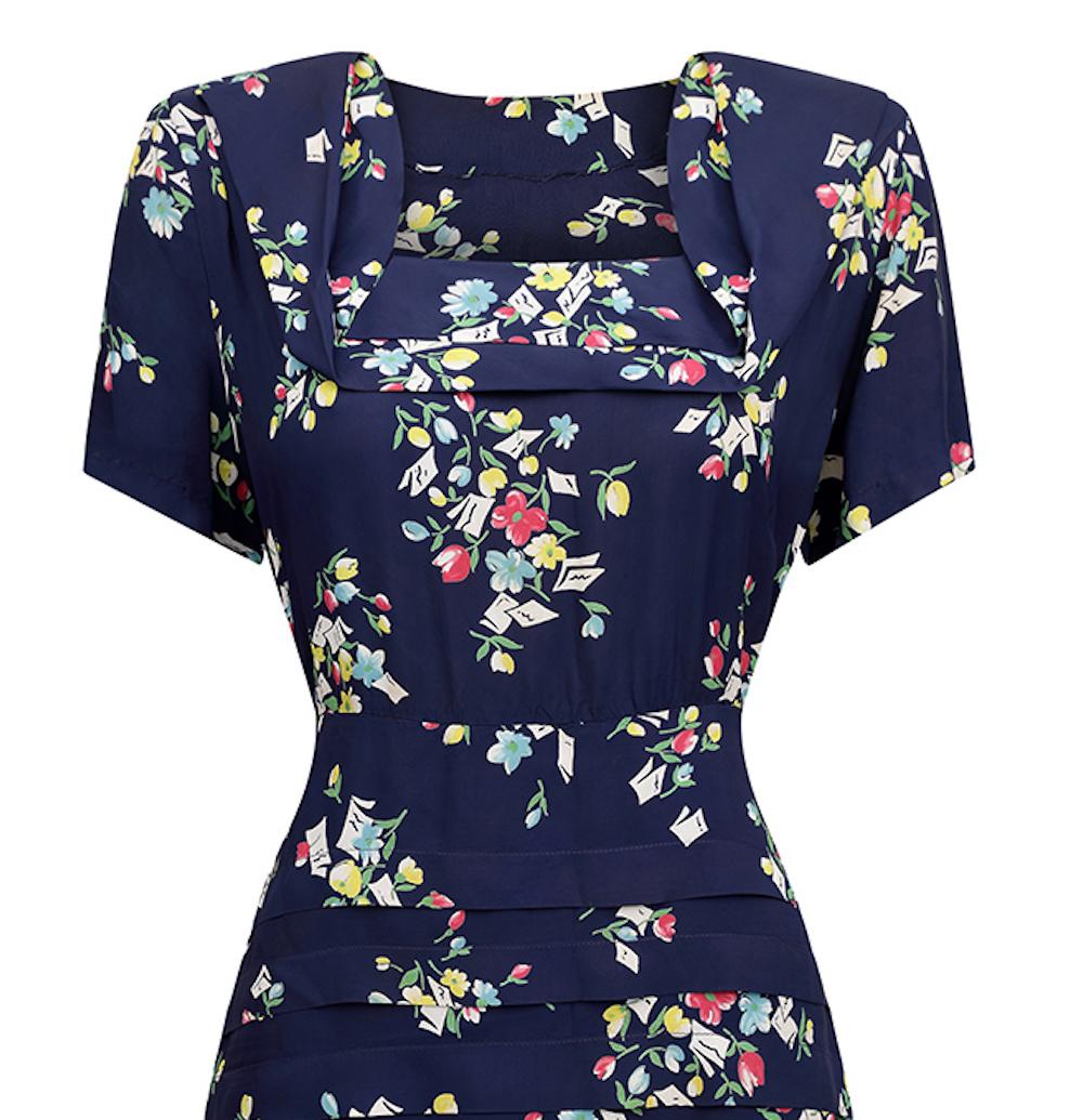 1940s Navy Blue Rayon Dress With Floral Novelty Print  In Excellent Condition In London, GB