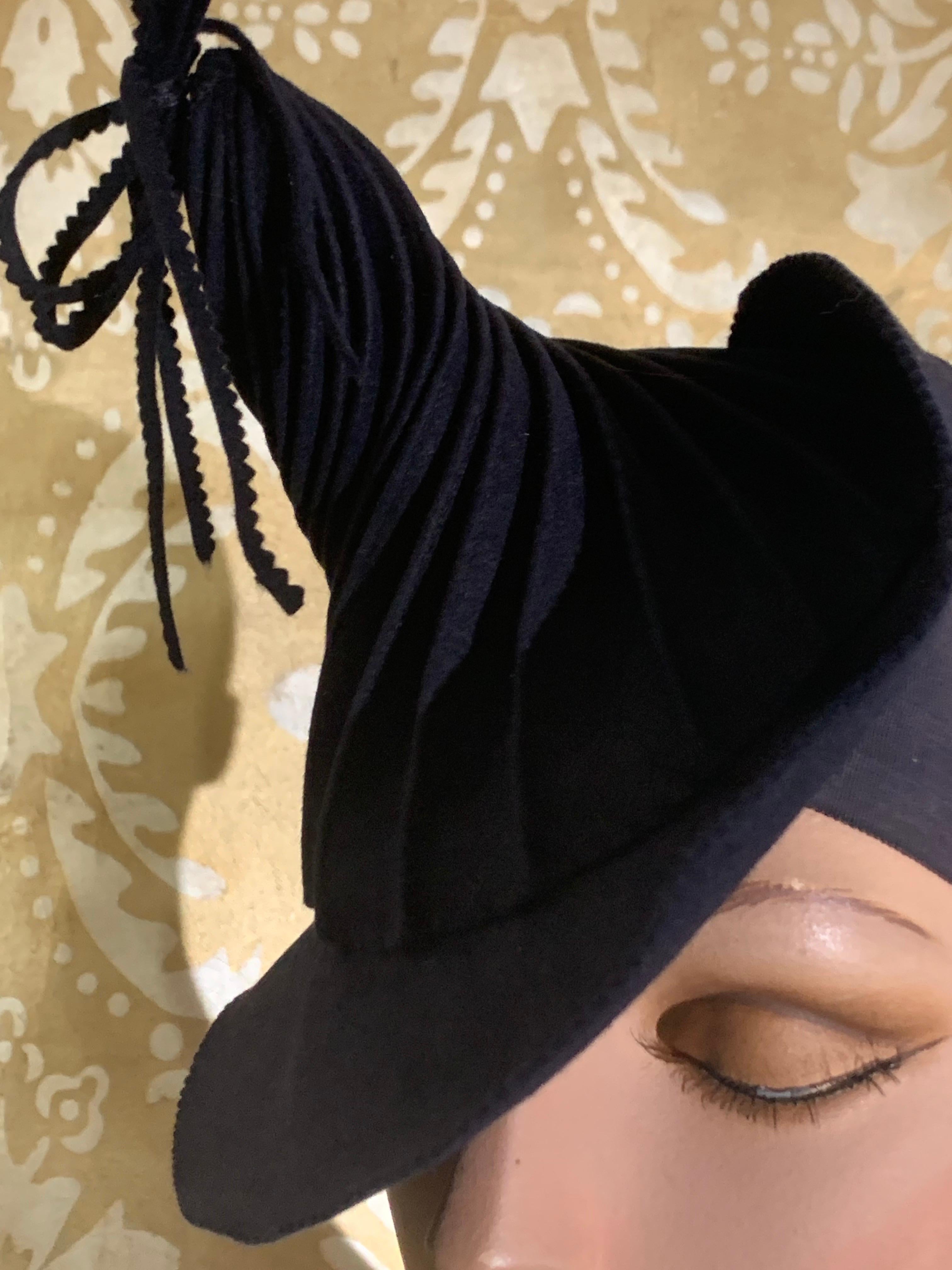 1940s Navy Hattie Carnegie Wool Peaked Spiral Toy Tilt Hat In Excellent Condition In Gresham, OR