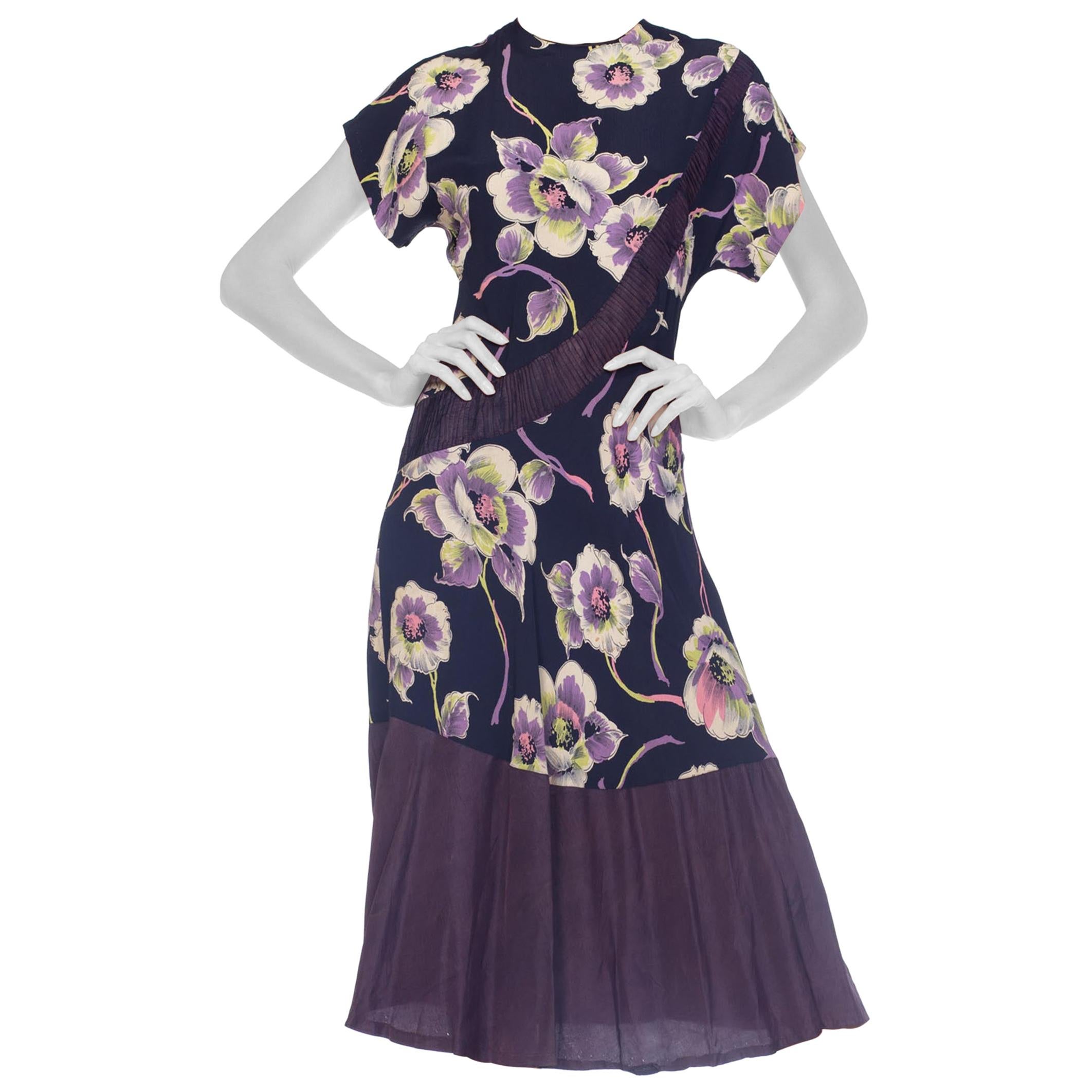 Marineblauer, lindgrüner und violetter Rayon-Blumendruck aus den 1940er Jahren  Kleid mit Taftsaum