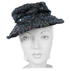 Chapeau jouet bleu marine des années 1940 avec perlage