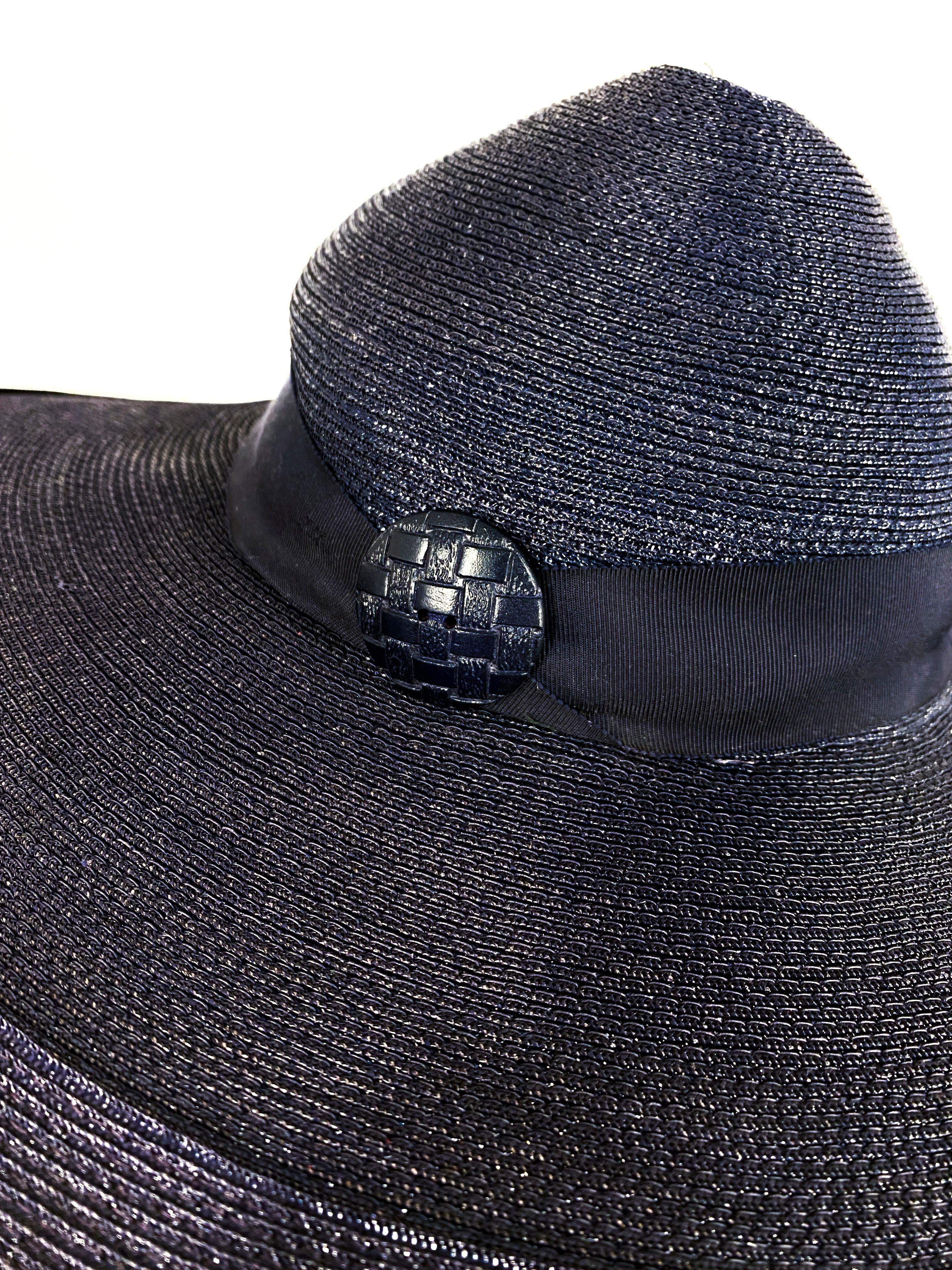 1940s Navy Woven Straw Wide-Brimmed Hat In Good Condition For Sale In San Francisco, CA