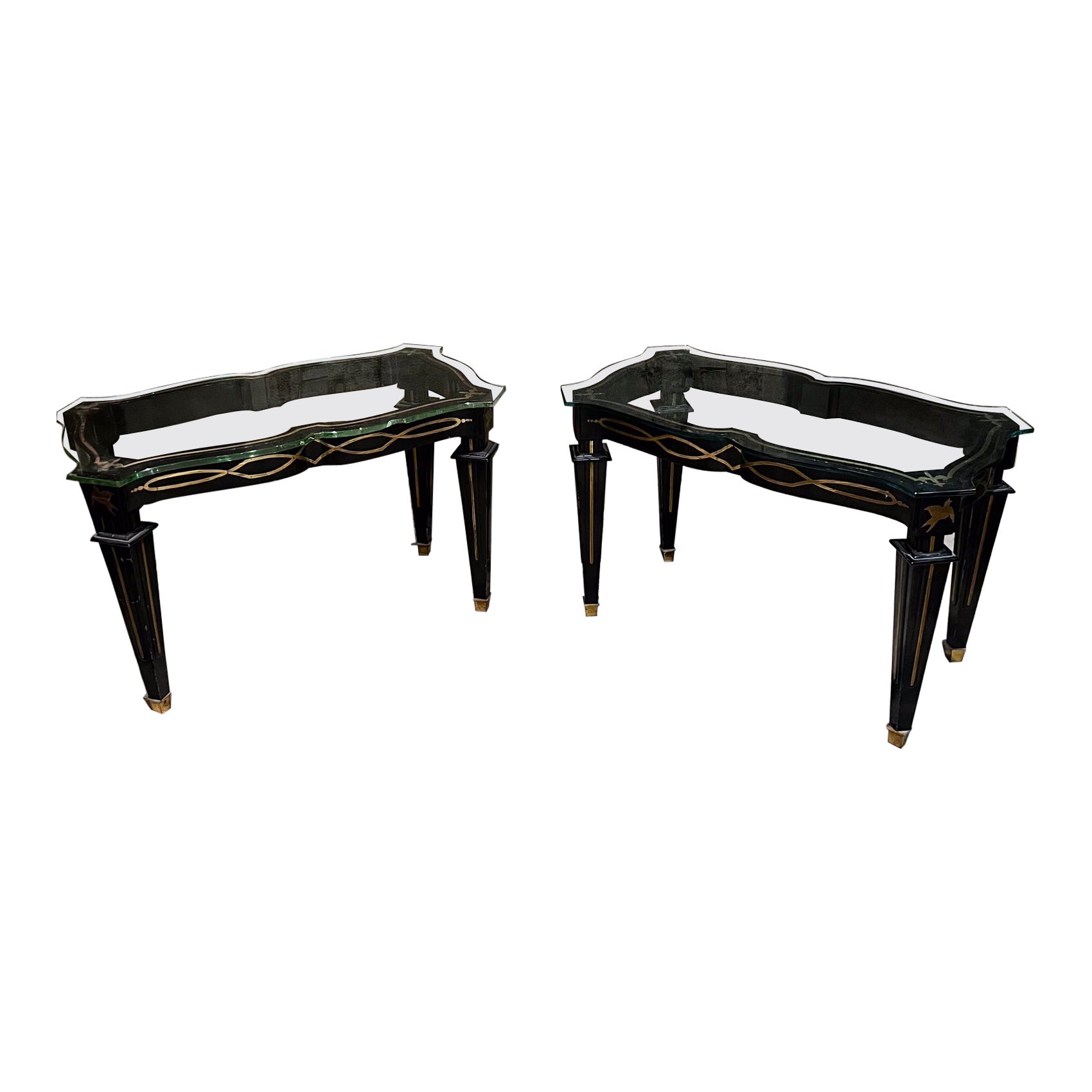 circa 1940s Table d'appoint néoclassique Fleur de Lis Arturo Pani Modernisme Mexico City
Deux tables sont disponibles : prix par table 2750 $.
Bois d'acajou massif fini en laque noire brillante, ornementation en laiton colombe et fleur de