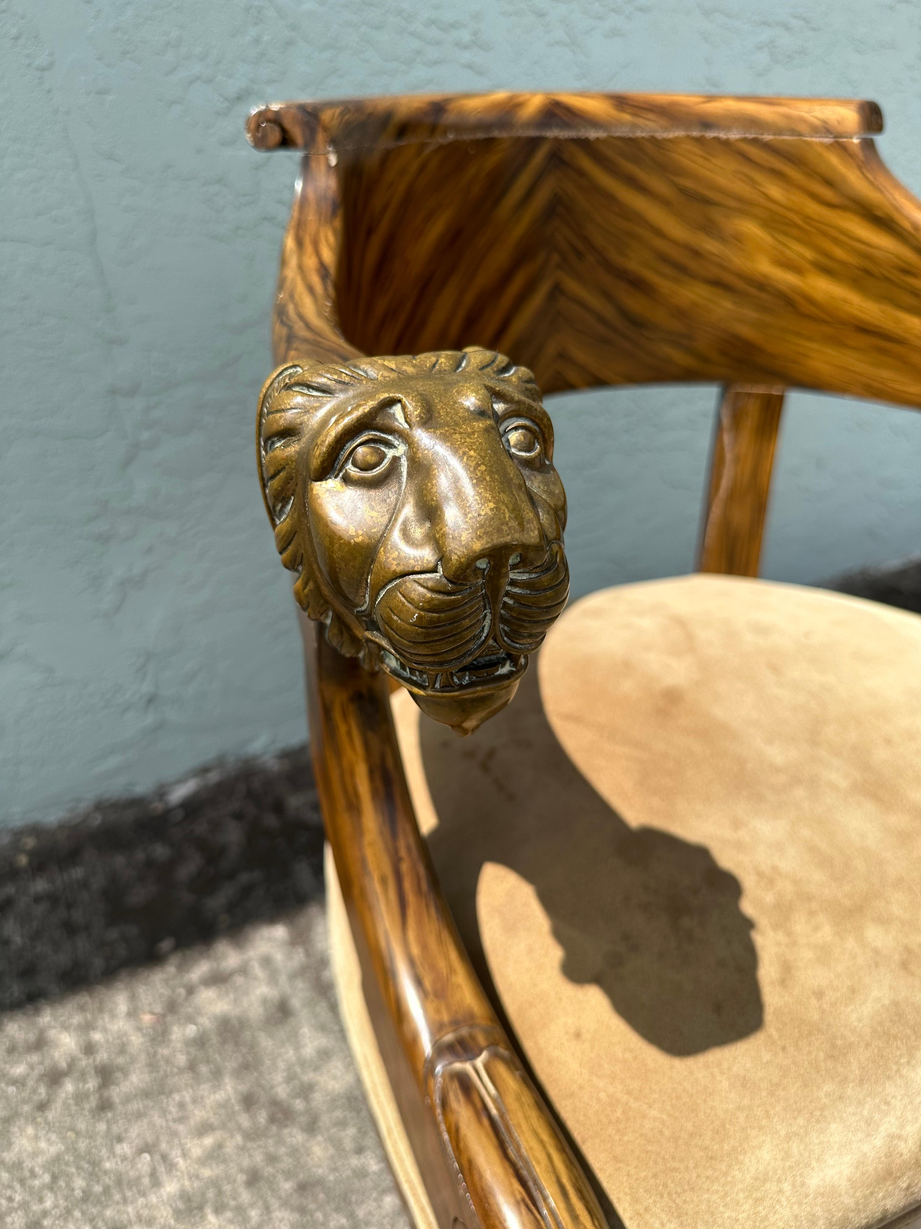Chaise en daim de style néoclassique des années 1940, avec lion en laiton en vente 3