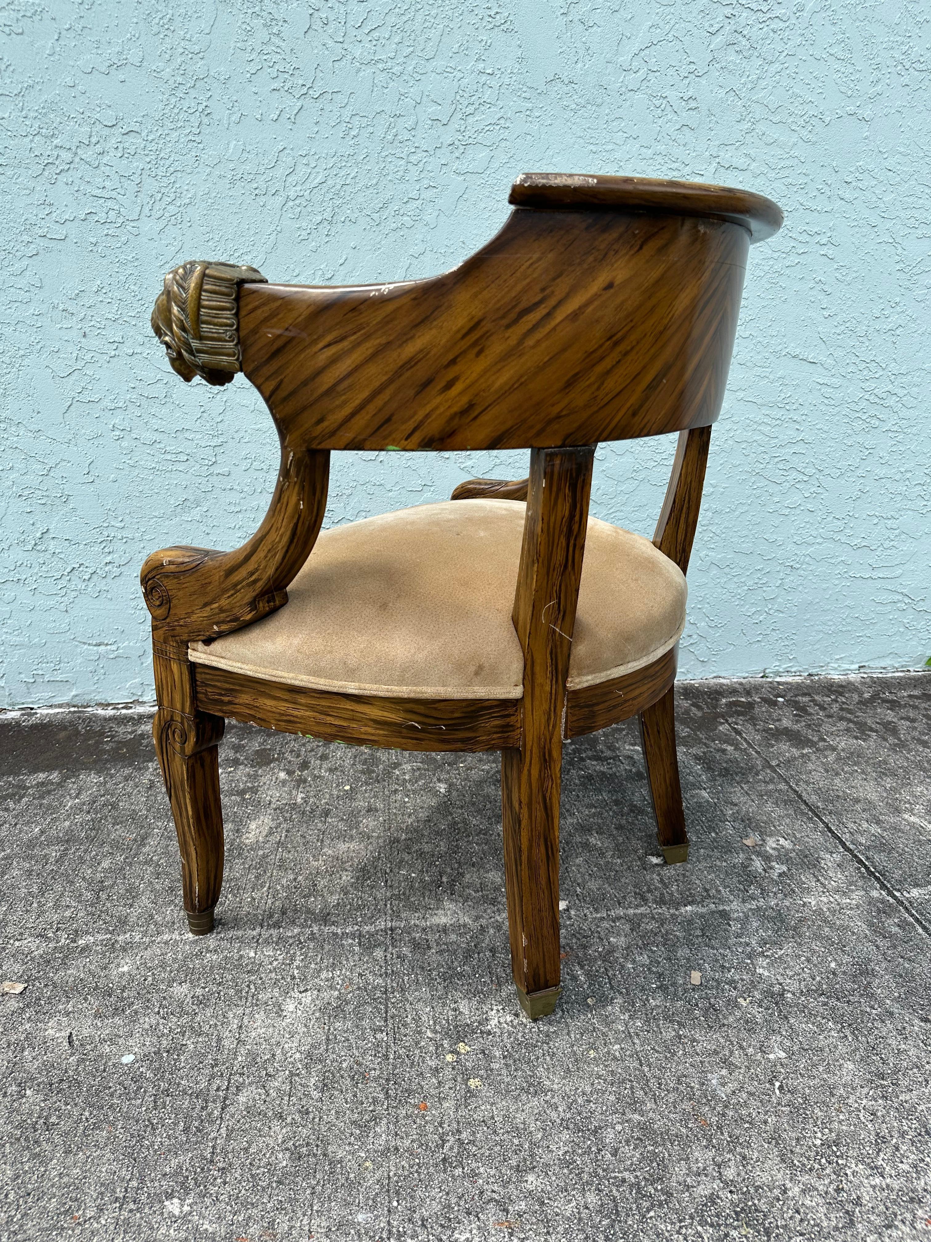 Chaise en daim de style néoclassique des années 1940, avec lion en laiton en vente 4