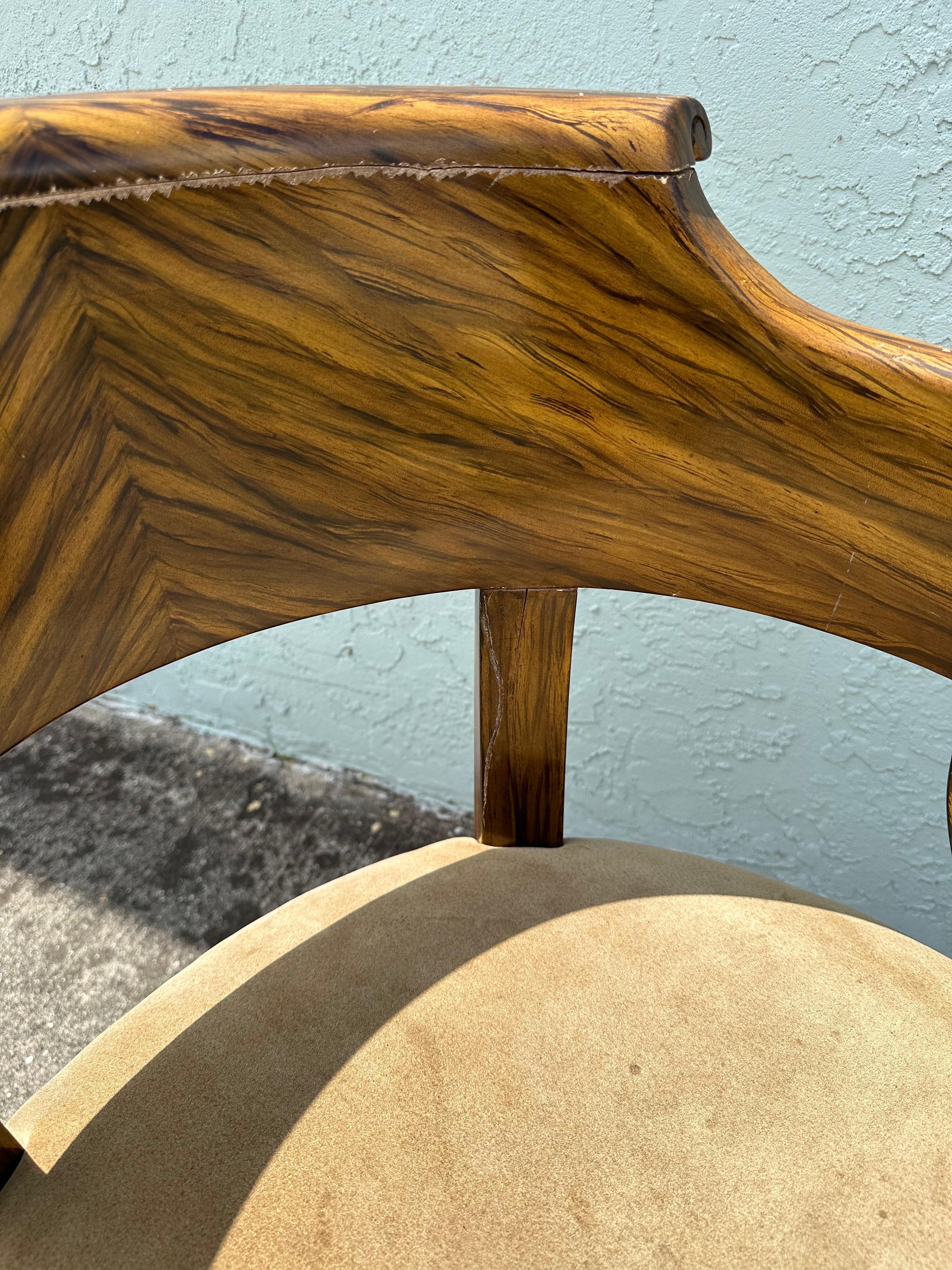 Chaise en daim de style néoclassique des années 1940, avec lion en laiton en vente 5