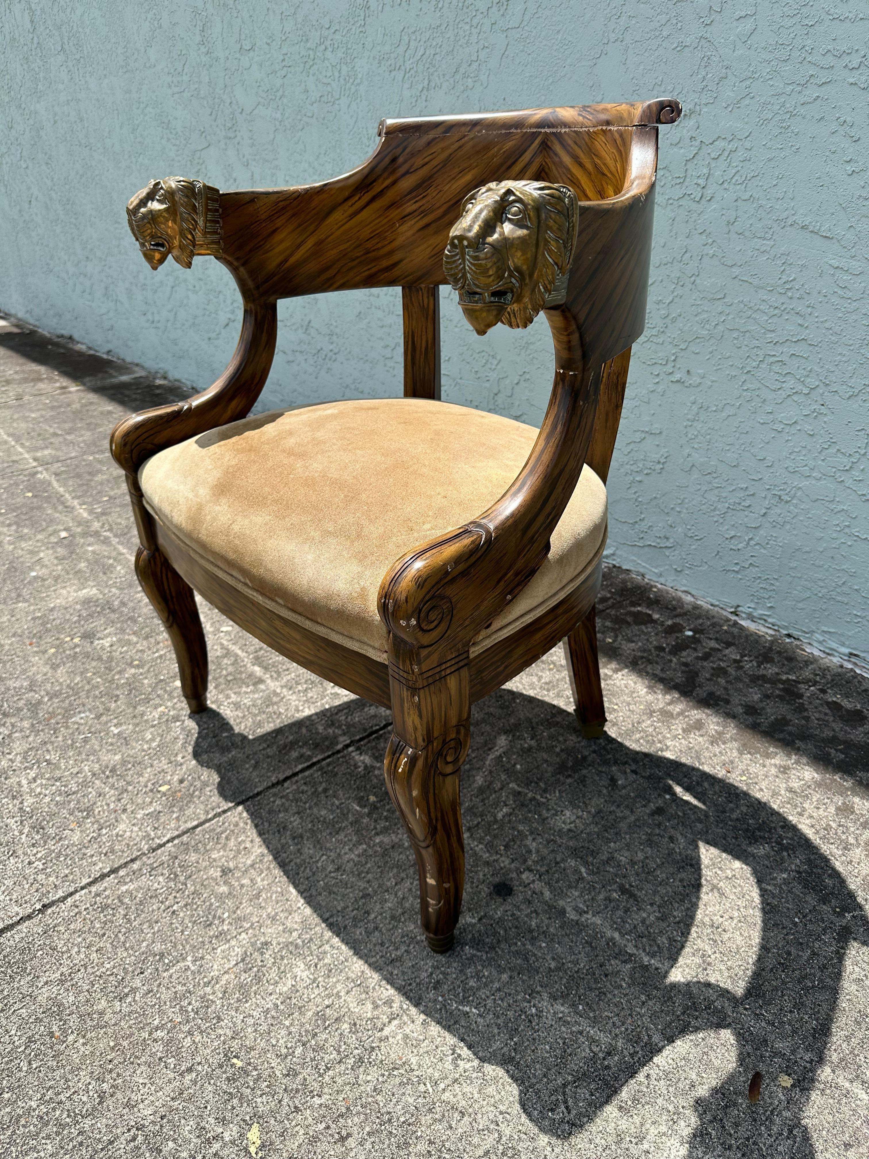 Néo-classique Chaise en daim de style néoclassique des années 1940, avec lion en laiton en vente