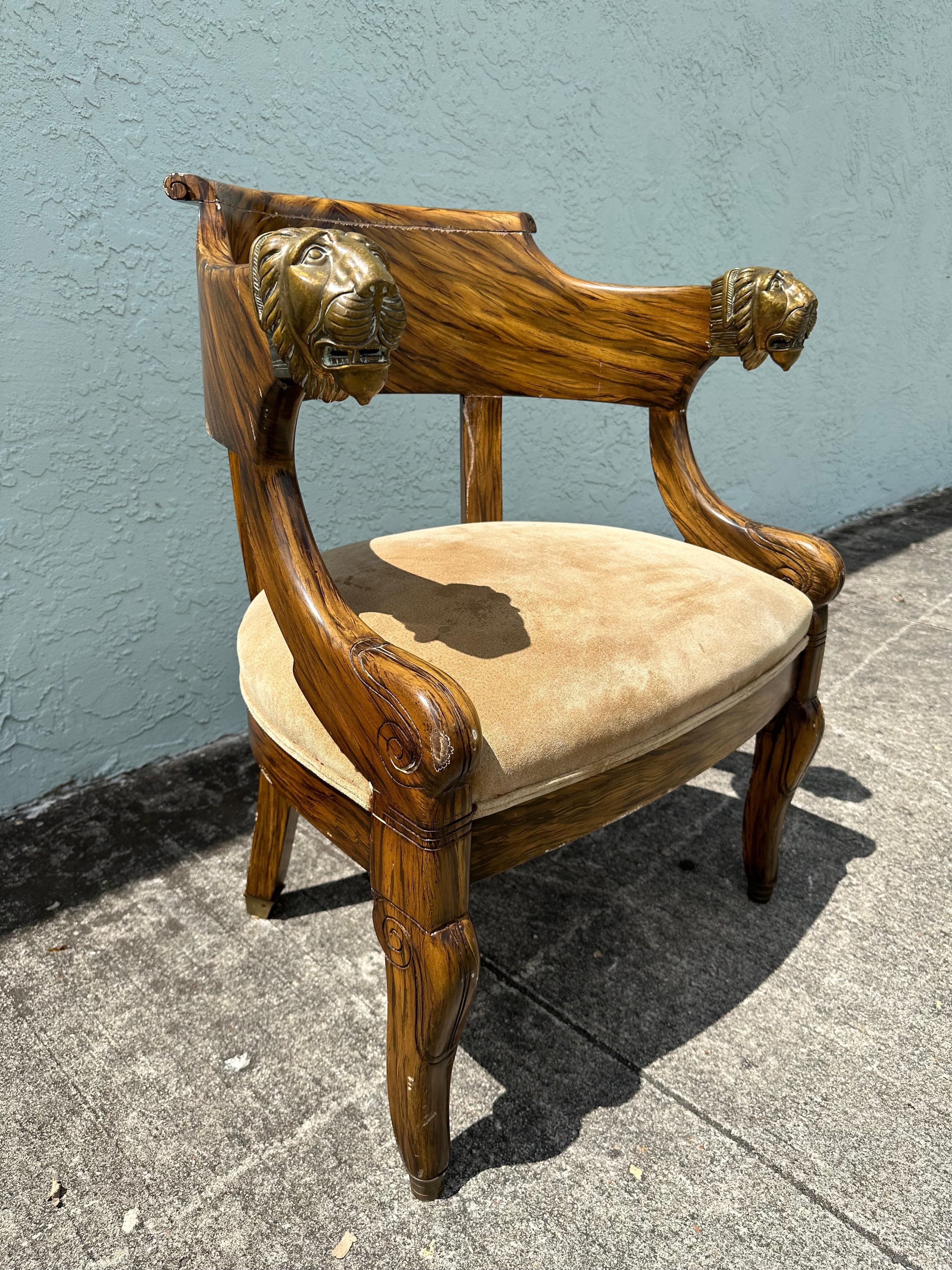 Européen Chaise en daim de style néoclassique des années 1940, avec lion en laiton en vente
