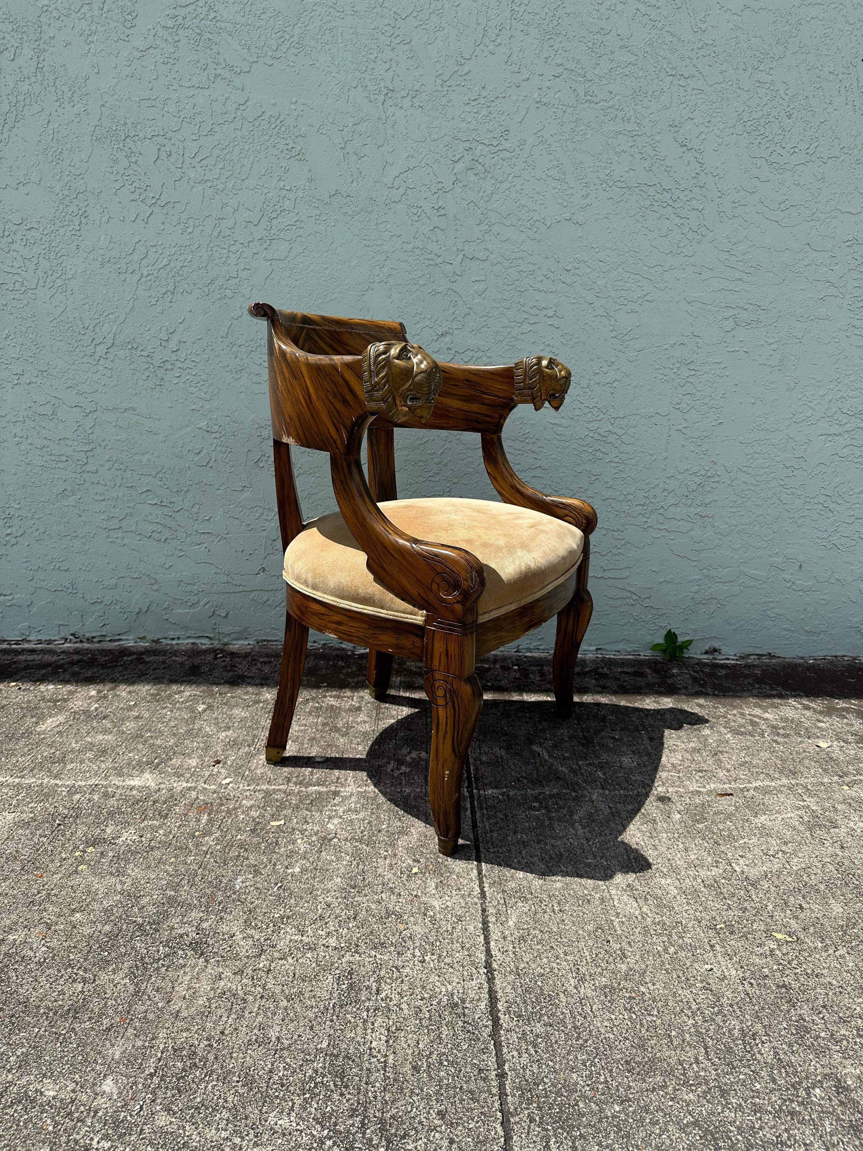 Chaise en daim de style néoclassique des années 1940, avec lion en laiton Bon état - En vente à Fort Lauderdale, FL
