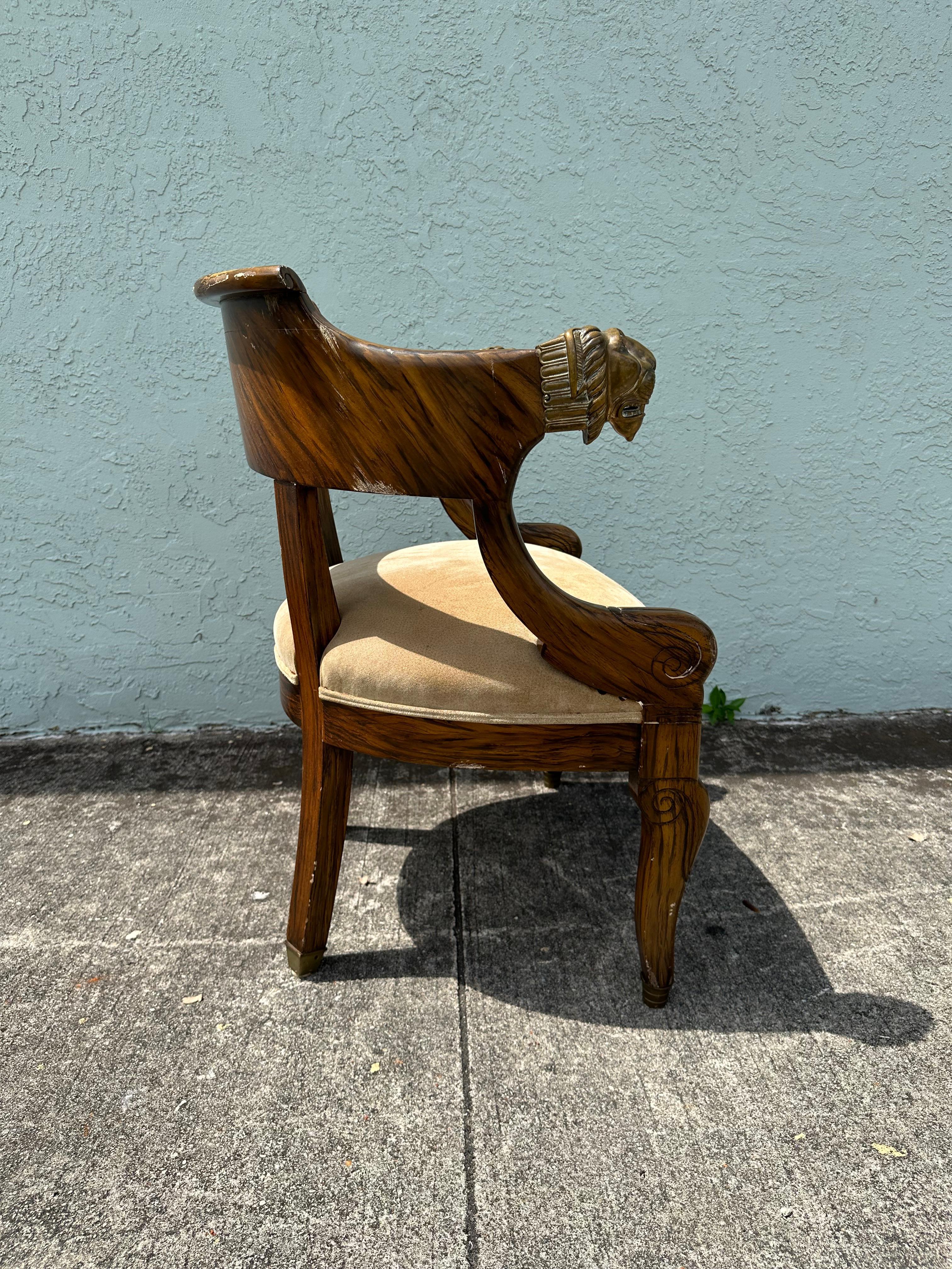 Milieu du XXe siècle Chaise en daim de style néoclassique des années 1940, avec lion en laiton en vente