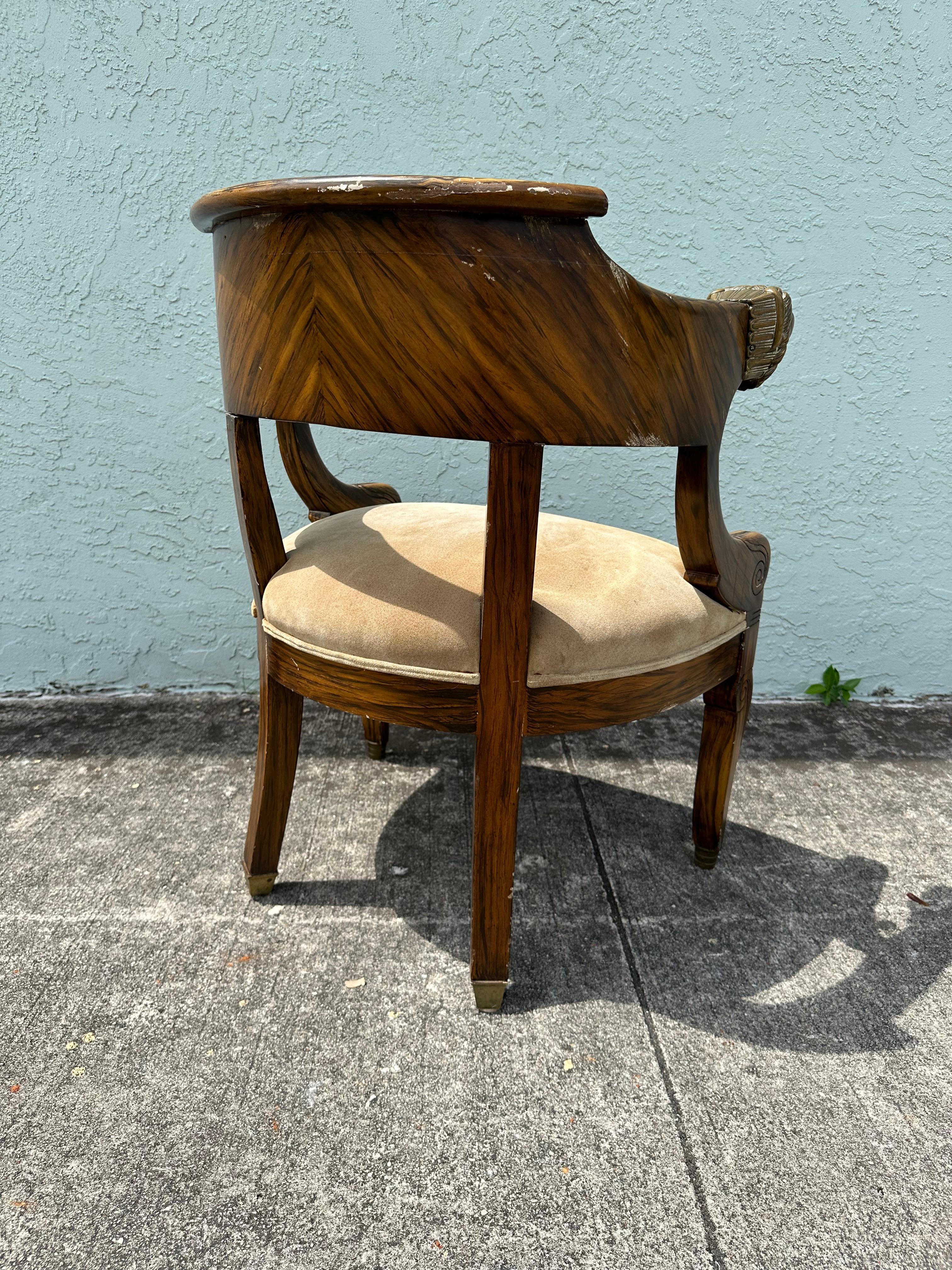Laiton Chaise en daim de style néoclassique des années 1940, avec lion en laiton en vente