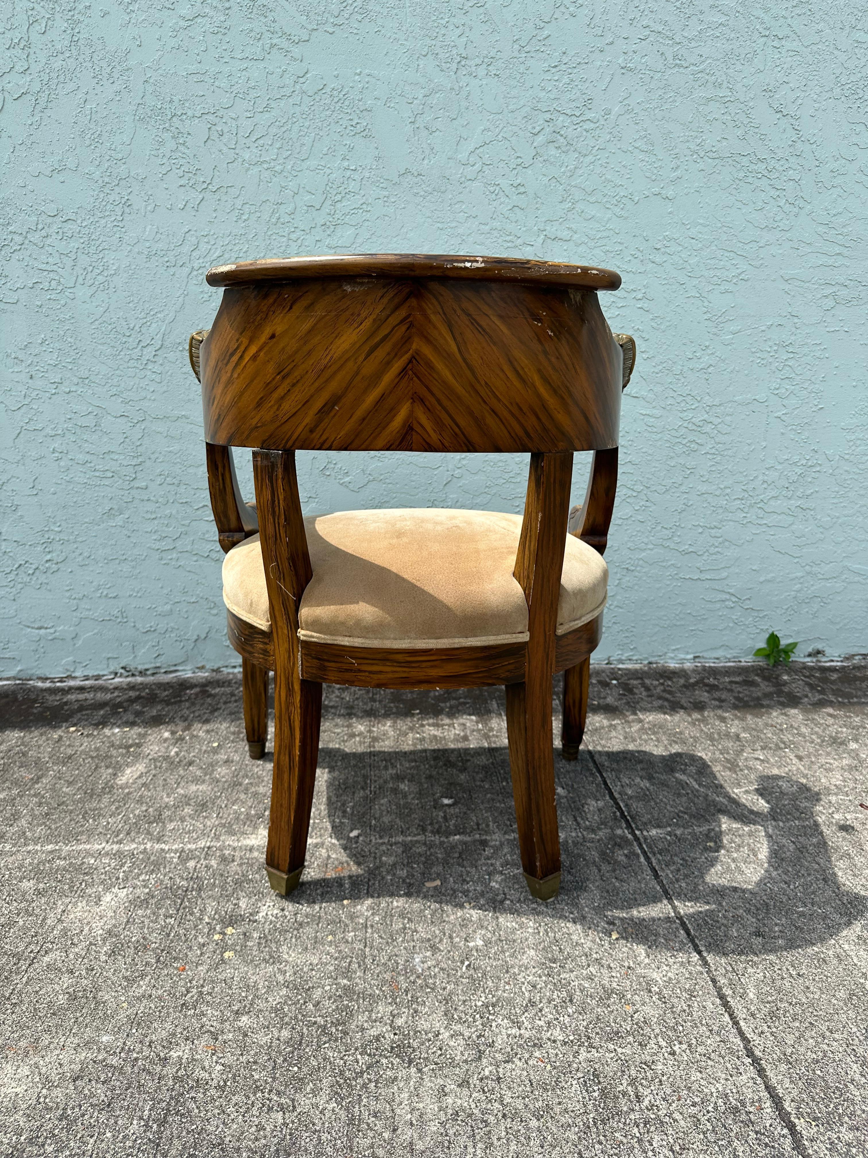 Chaise en daim de style néoclassique des années 1940, avec lion en laiton en vente 1