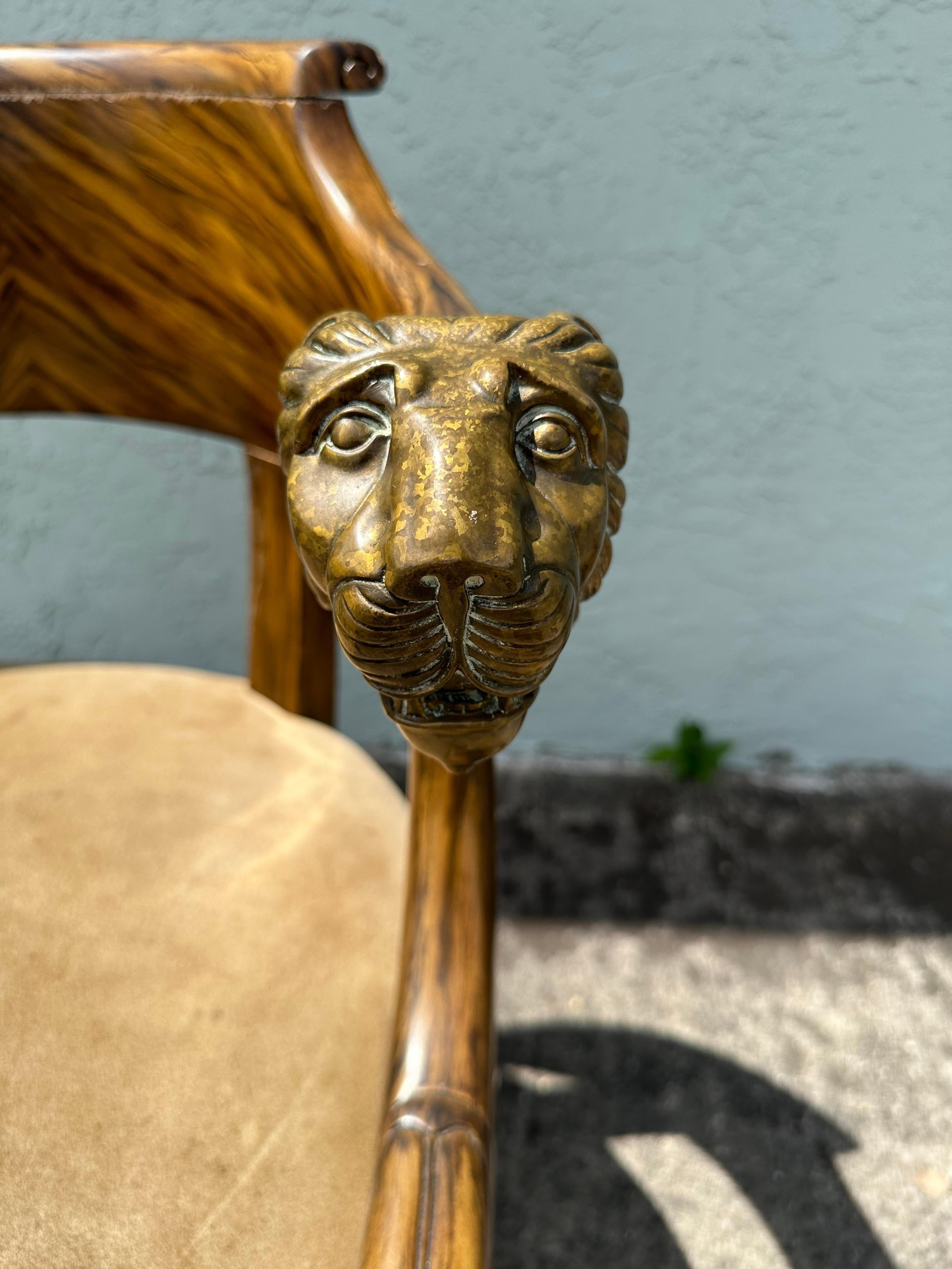 Chaise en daim de style néoclassique des années 1940, avec lion en laiton en vente 2