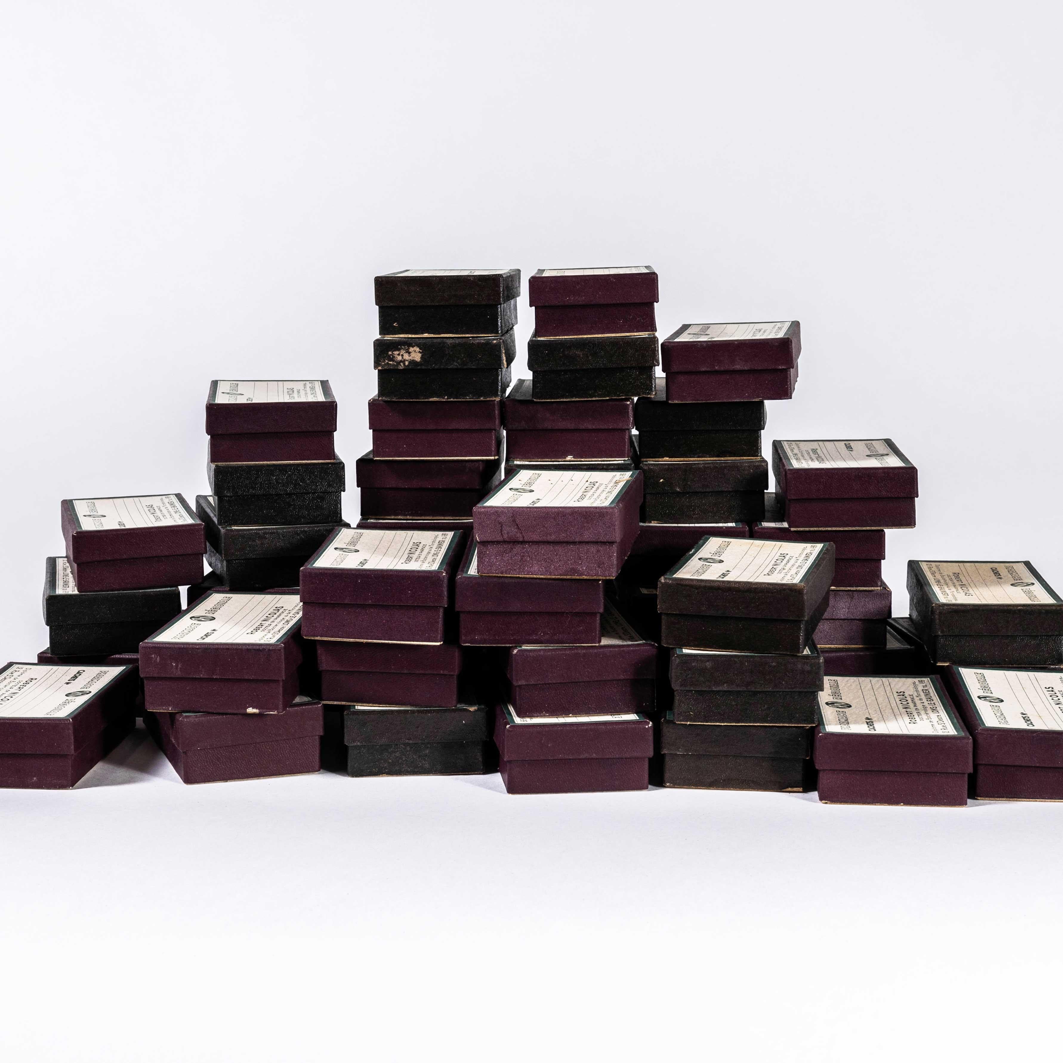 Caja de farmacia de 1940, nueva y antigua - Gran cantidad disponible. 

Embalaje original francés nuevo, nunca utilizado. El anuncio es para una sola caja y tapa.

Informe del taller:
Nuestro equipo de taller inspecciona cada producto y lleva a cabo