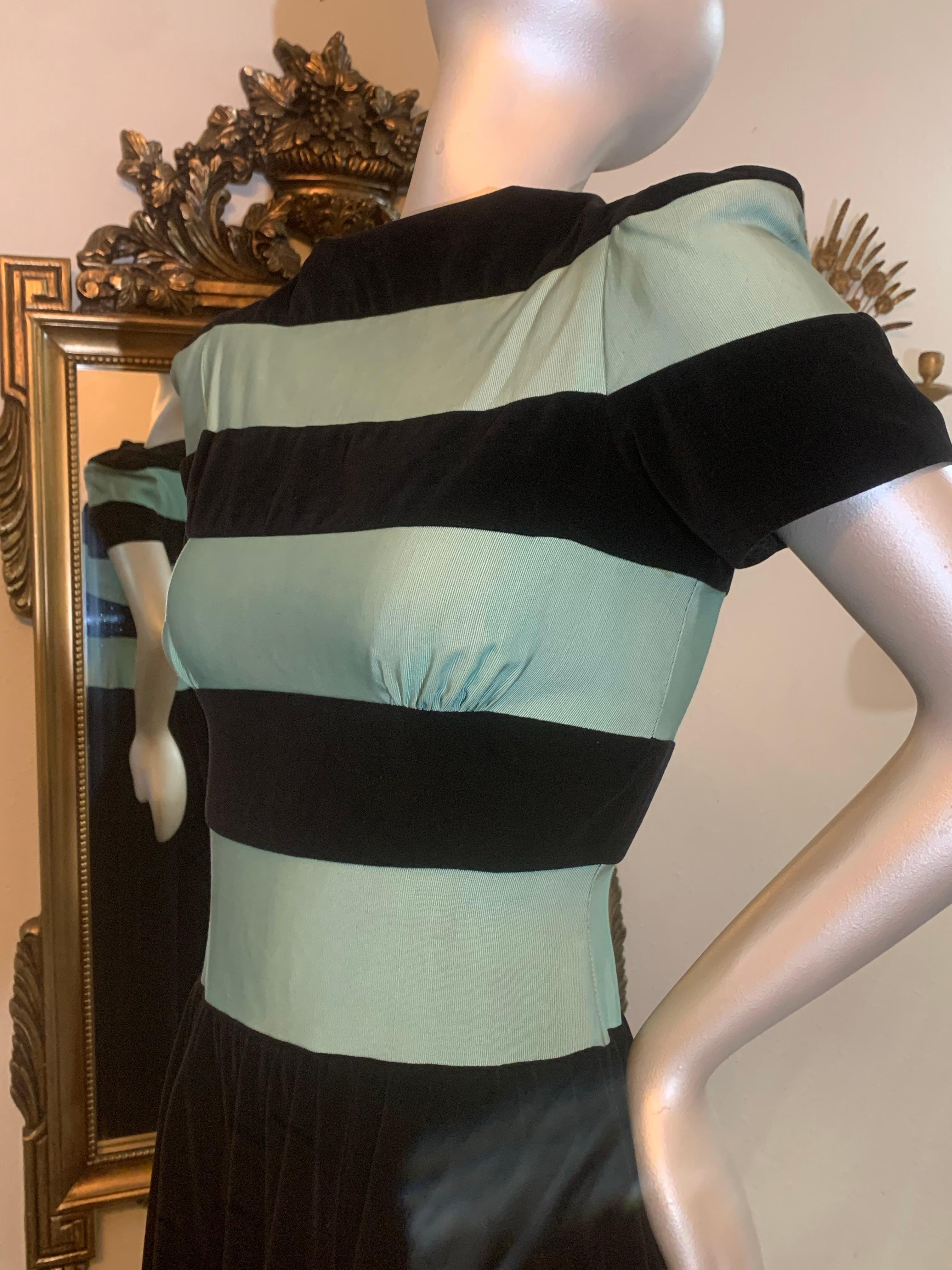 1940s New York Creation Robe à corsage rayé menthe et noir avec épaules structurées en vente 8