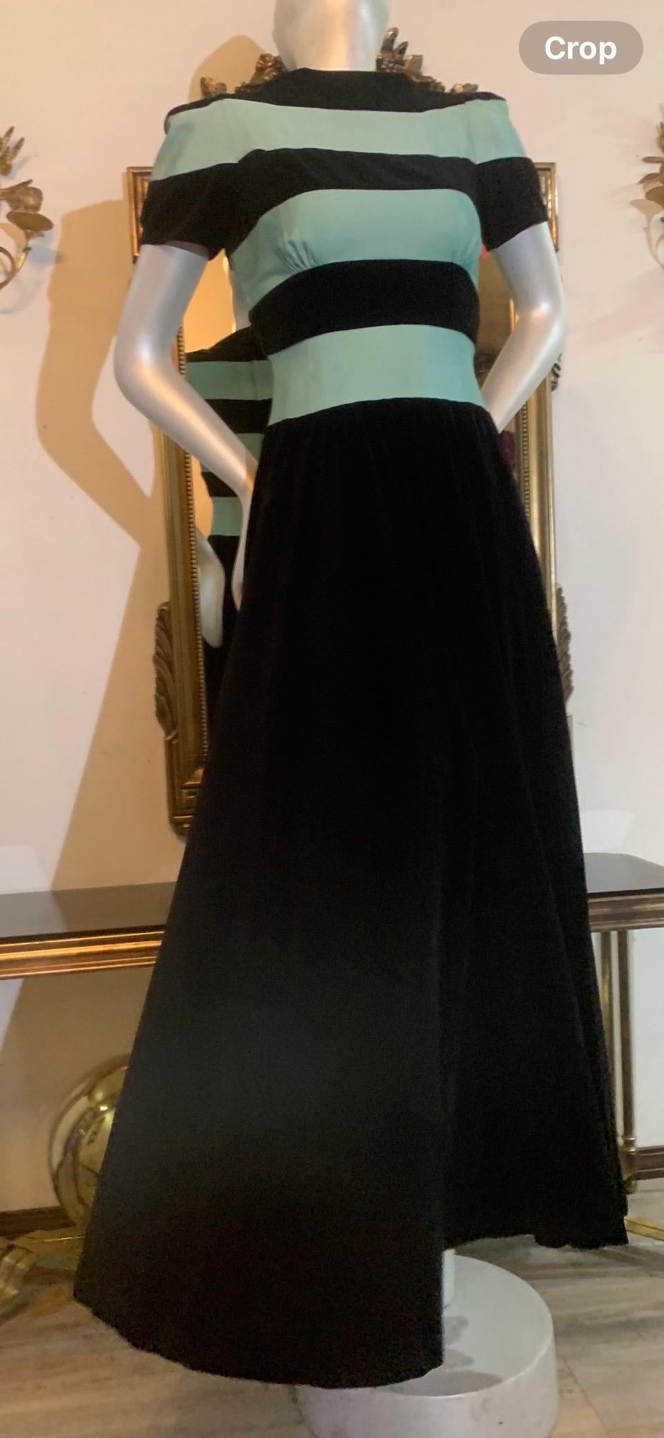 Robe à corsage rayé en gros-grain et velours noir, vert menthe, avec épaules structurées, créée par New York dans les années 1940 :  Un look d'inspiration cinématographique en noir et menthe... Larges bandes de gros-grain menthe  sont taillés pour