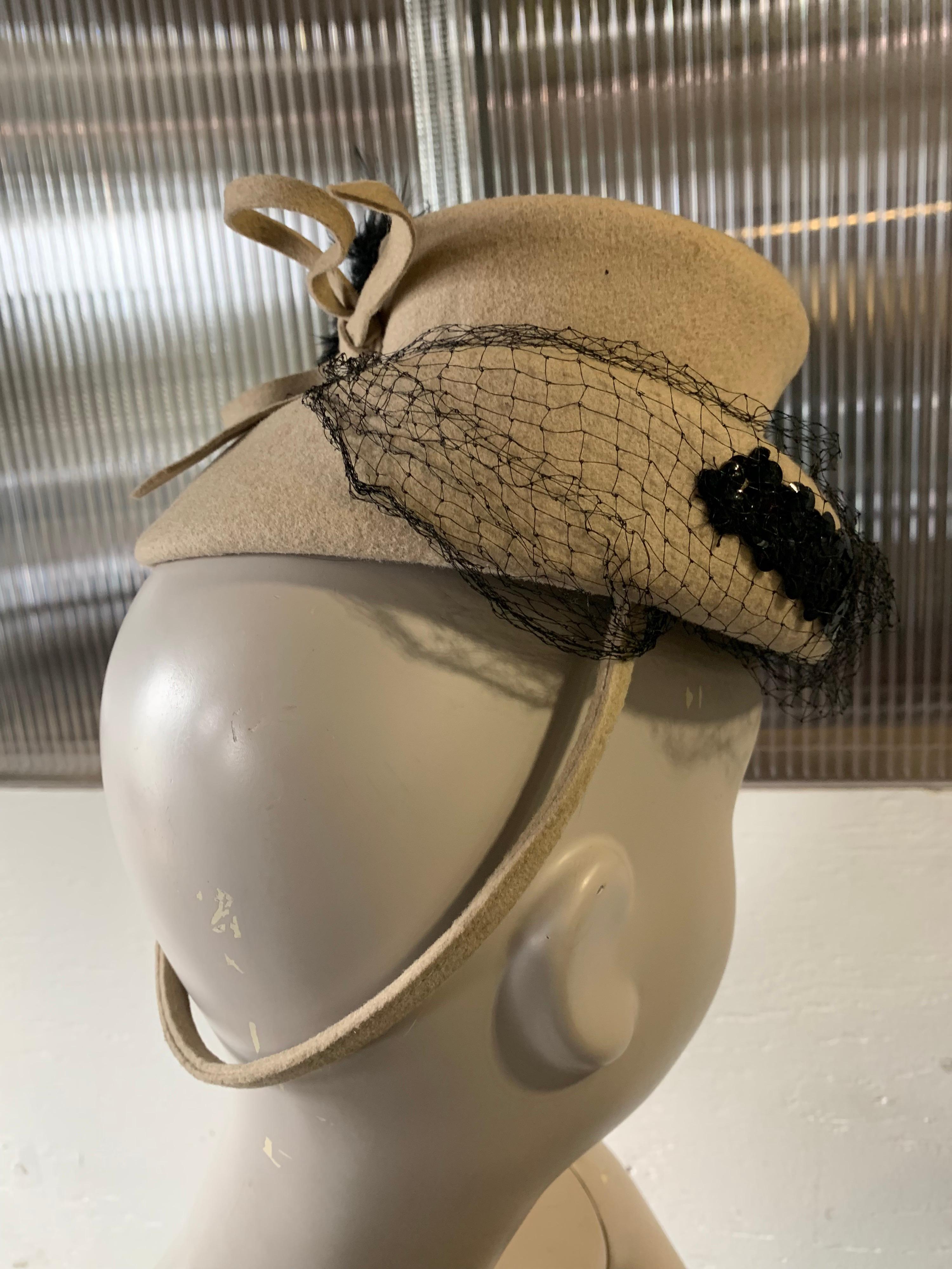 Cappello a cilindro in lana ecru con piume, paillettes e velo degli anni '40 New York Creation in vendita 3