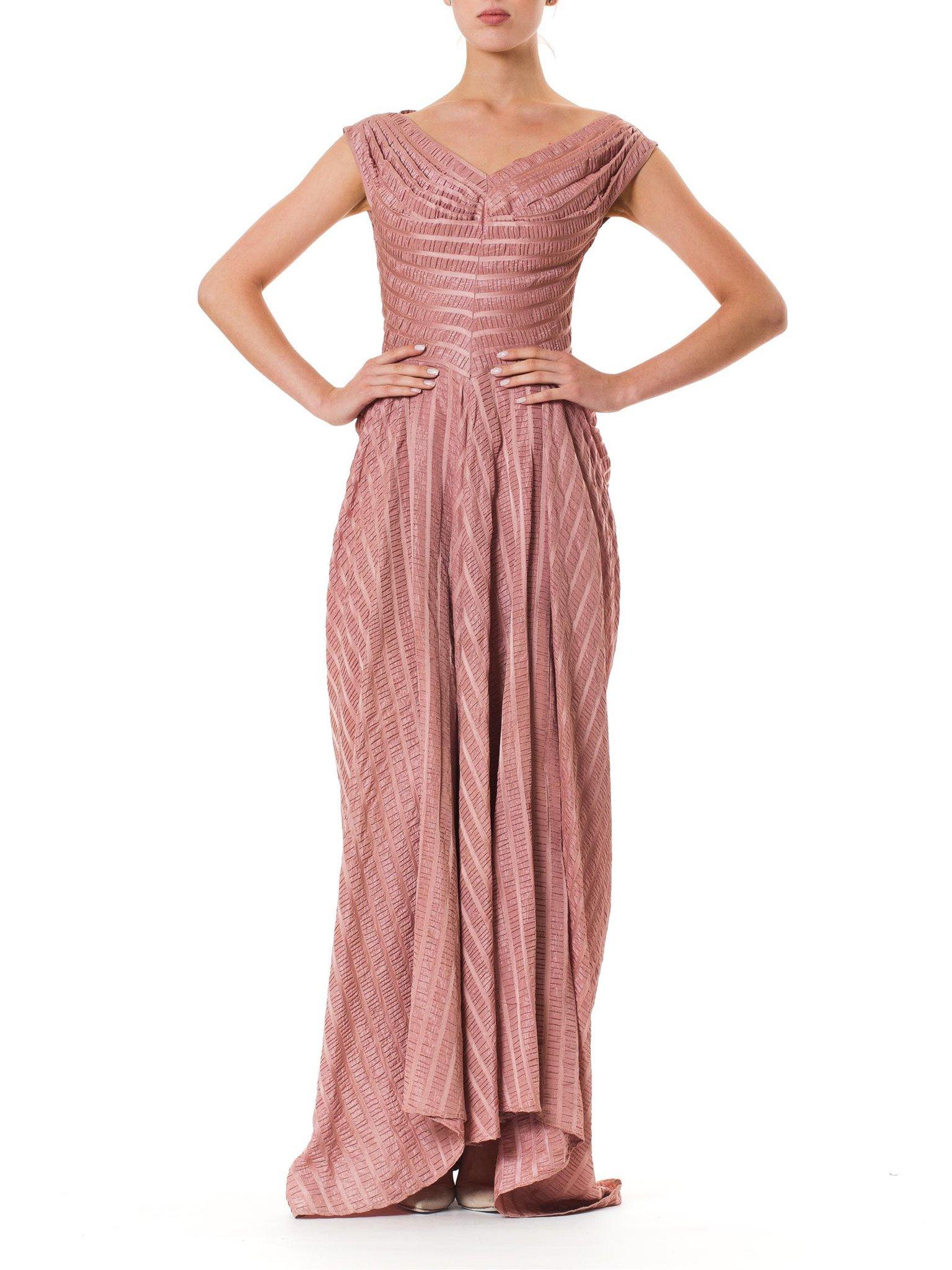 1940S NICHOLAS UNGAR Dusty Rose Rayon Blend Satin Plissé Streifen Kleid mit Schleppe