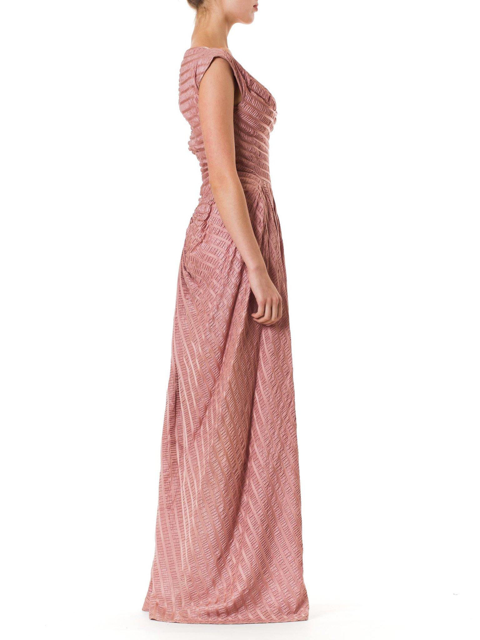 1940er NICHOLAS UNGAR Staubrosa Kleid aus Viskosemischung und Satin mit Plissé-Streifen mit Schleppe (Braun) im Angebot