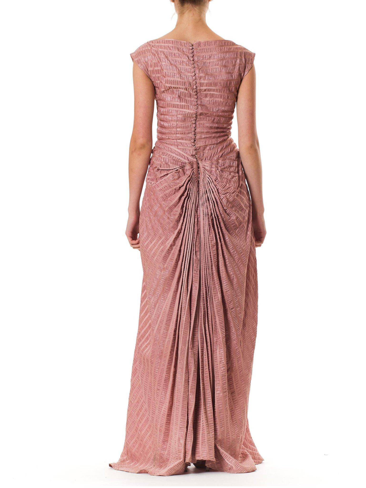 1940S NICHOLAS UNGAR Dusty Rose Rayon Blend Satin Plissé Stripe Gown With Train In Excellent Condition For Sale In New York, NY