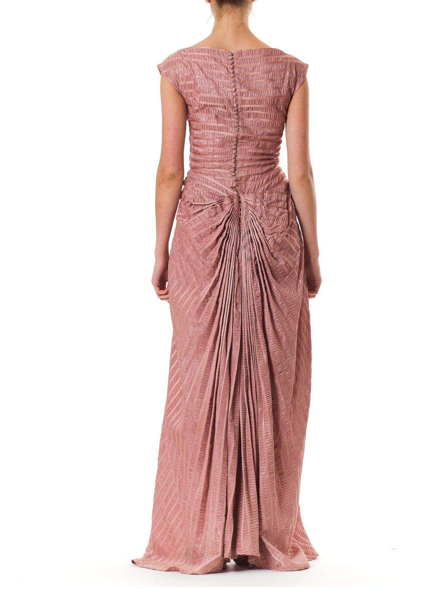 1940S NICHOLAS UNGAR Dusty Rose Rayon Blend Satin Plissé Stripe Gown With Train In Good Condition For Sale In New York, NY