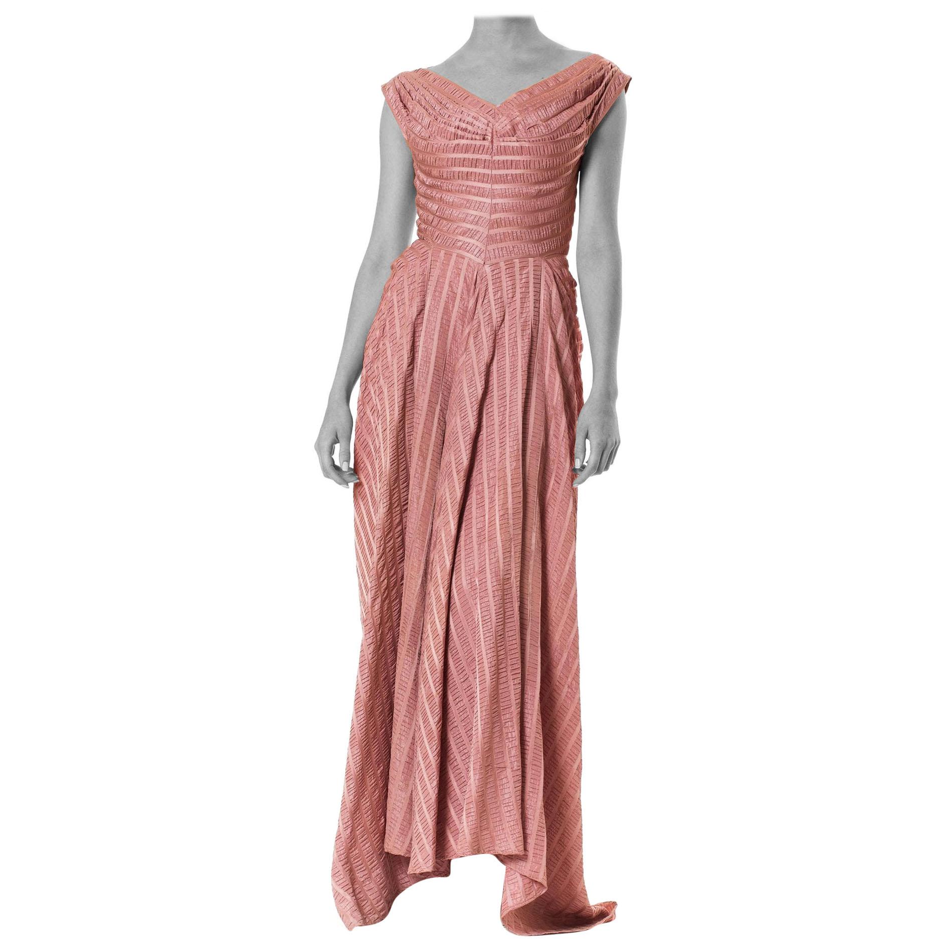 1940er NICHOLAS UNGAR Staubrosa Kleid aus Viskosemischung und Satin mit Plissé-Streifen mit Schleppe im Angebot