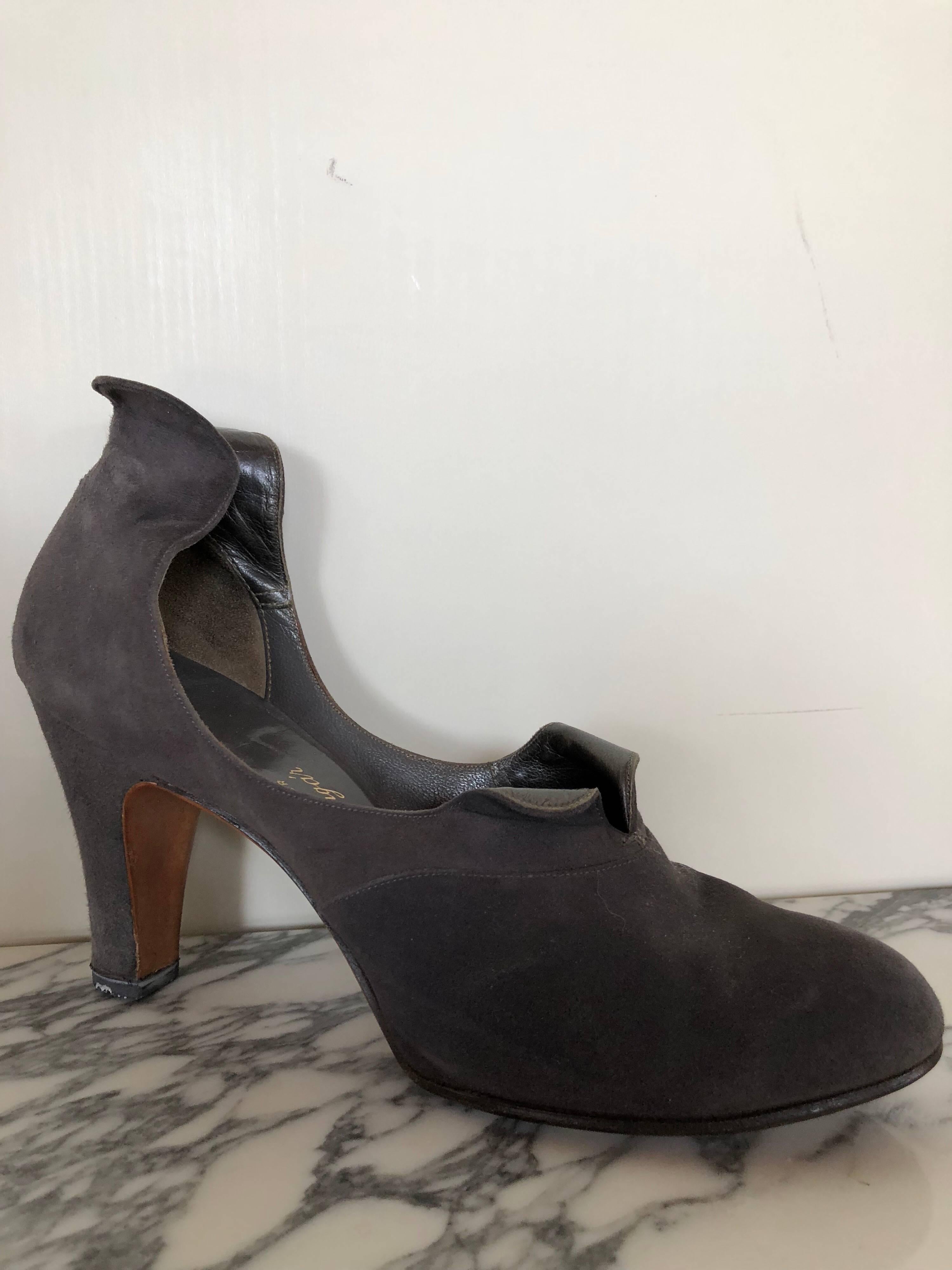 A wonderful 1940s pair of Nicholas Ungar slate gray suede D'Orsay shoes with a high vamp and sculptural wired tabs at heel and throat that curl out. 