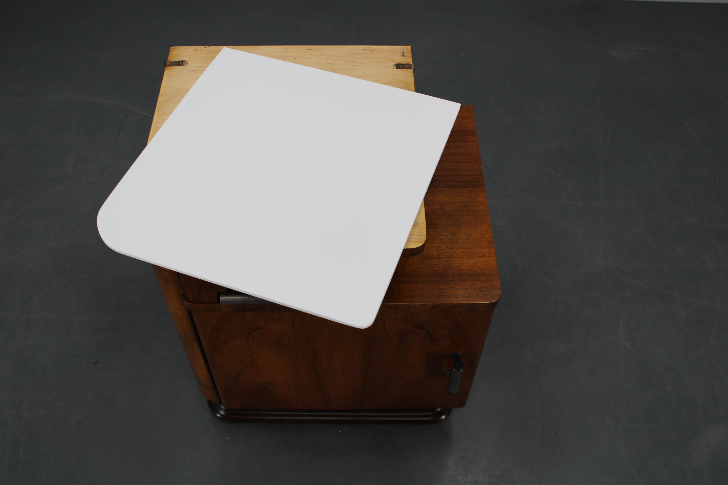 Table de nuit des années 1940 en finition noyer avec plateau en verre, Tchécoslovaquie en vente 3