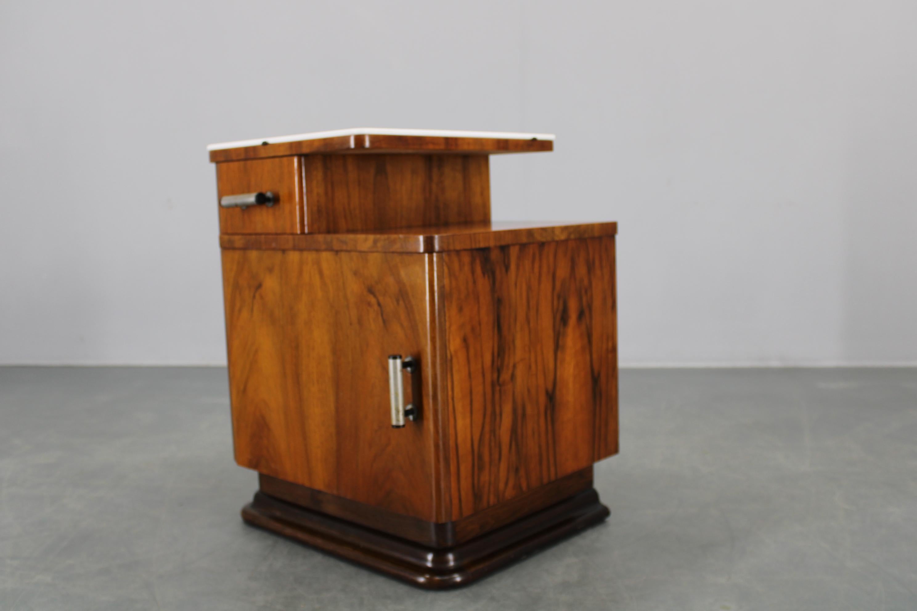 Table de nuit des années 1940 en finition noyer avec plateau en verre, Tchécoslovaquie en vente 4