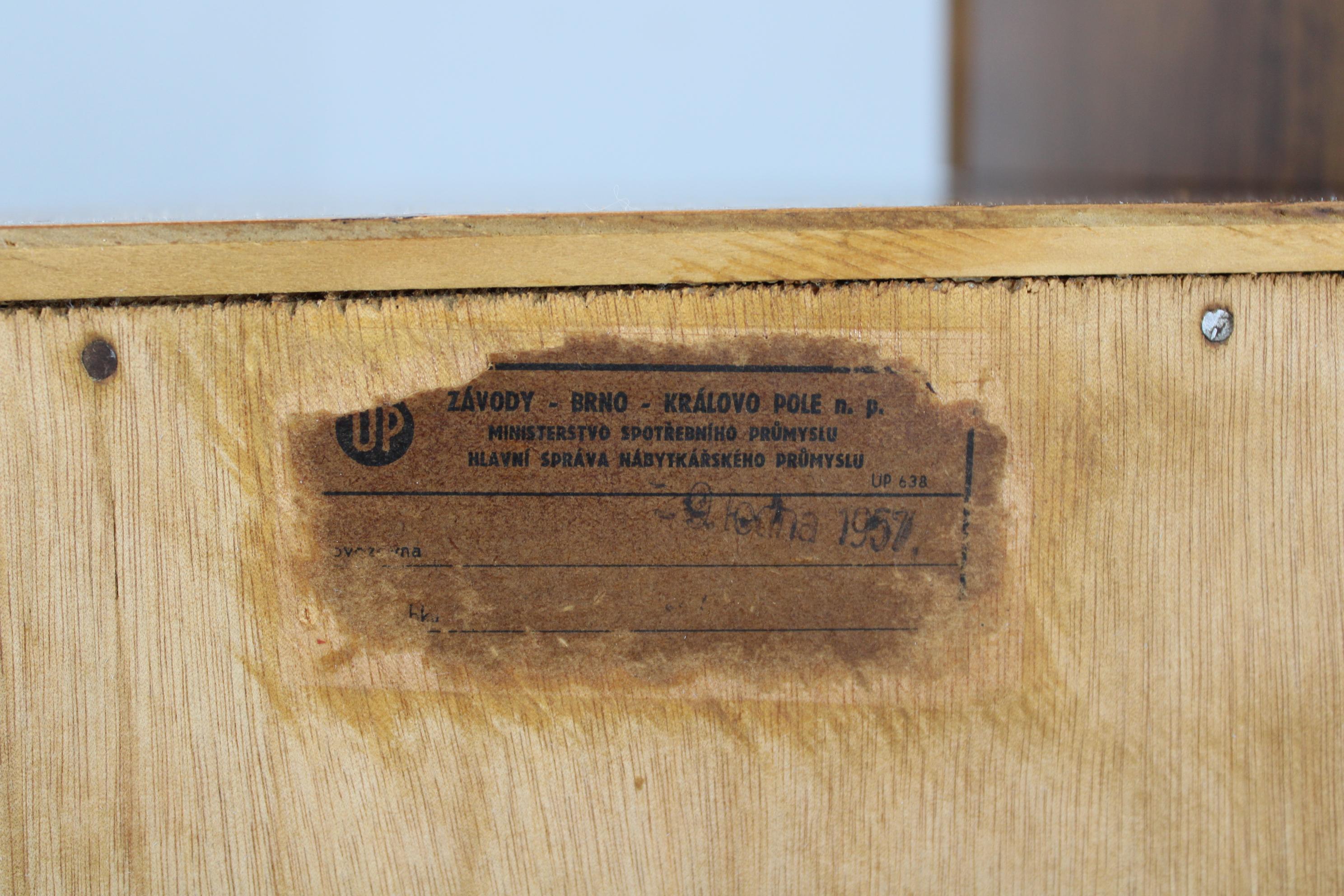 Table de nuit des années 1940 en finition noyer avec plateau en verre, Tchécoslovaquie en vente 7